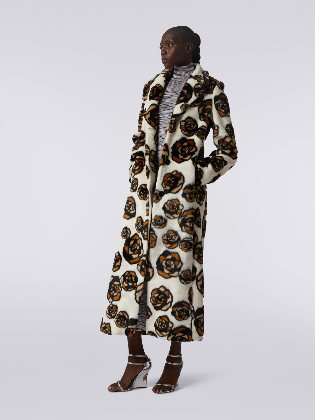 Long faux fur coat with roses - 3