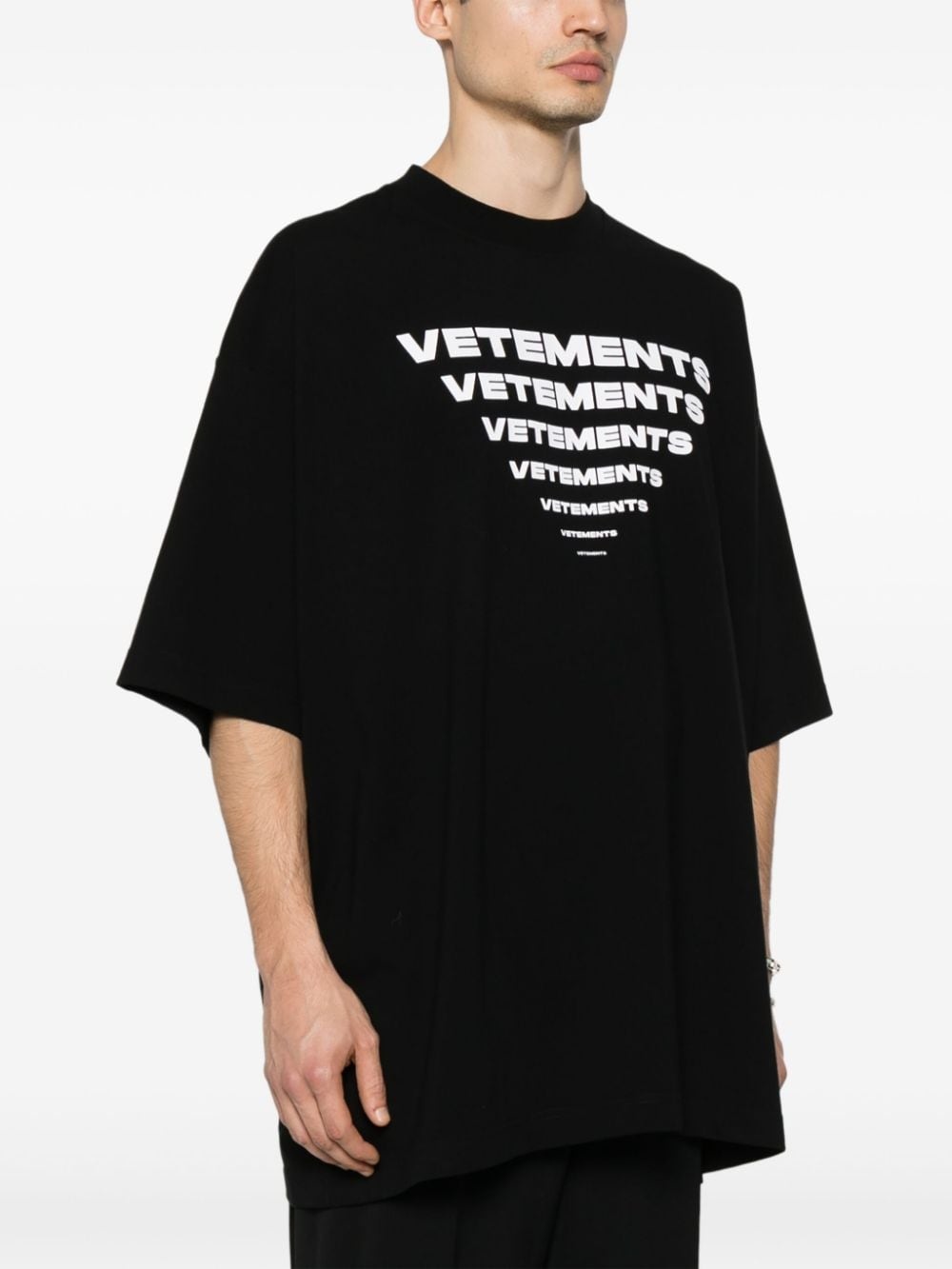 Tシャツ・カットソー VETEMENTS Unisex T-Shirt VETEMENTS logo-print cotton T-shirt | REVERSIBLE
