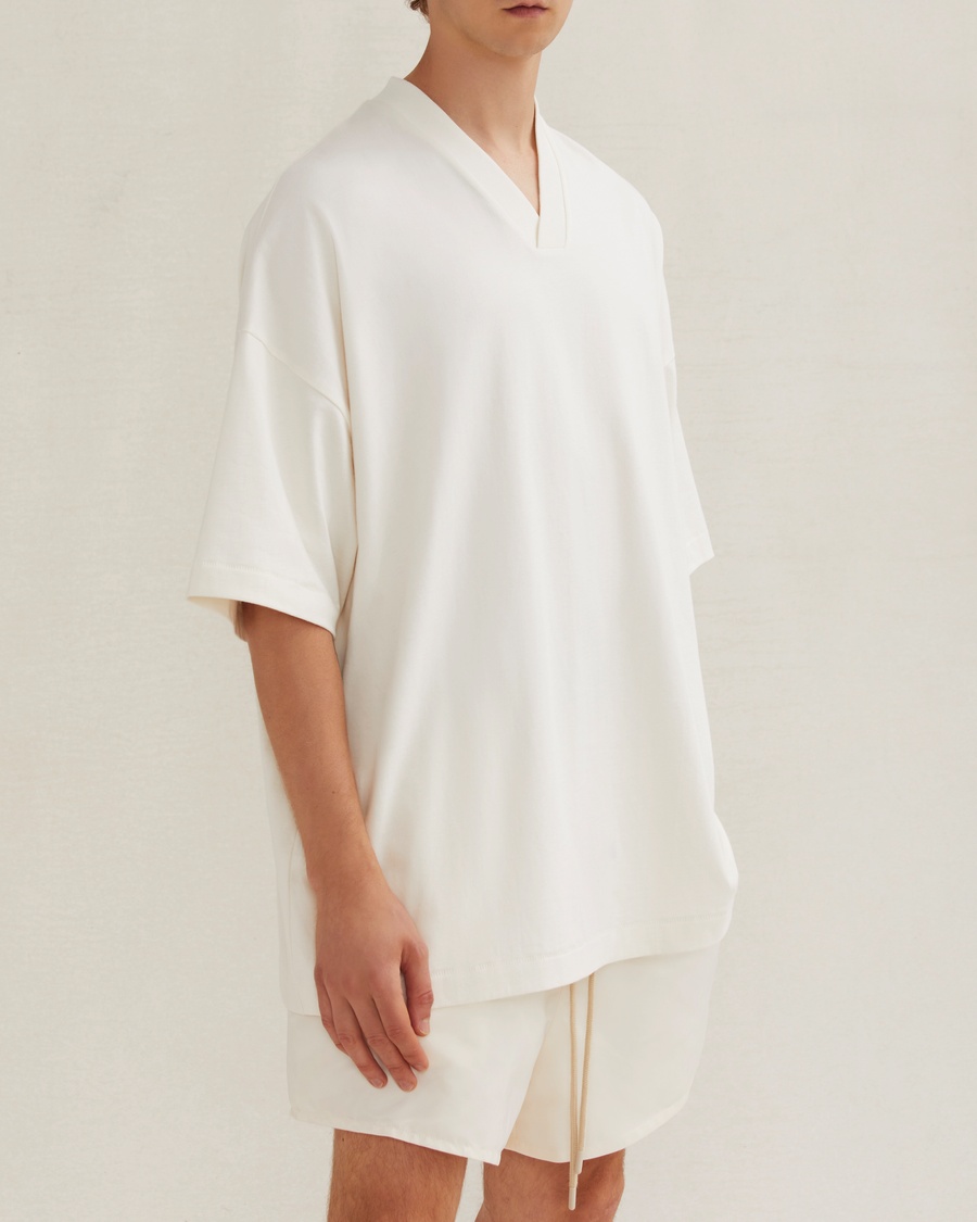 Essentials V-Neck - 4