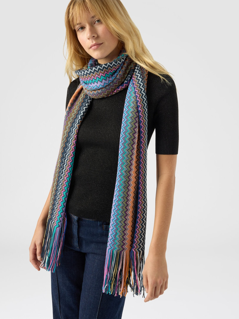 Scarf with zigzag pattern and fringes 3