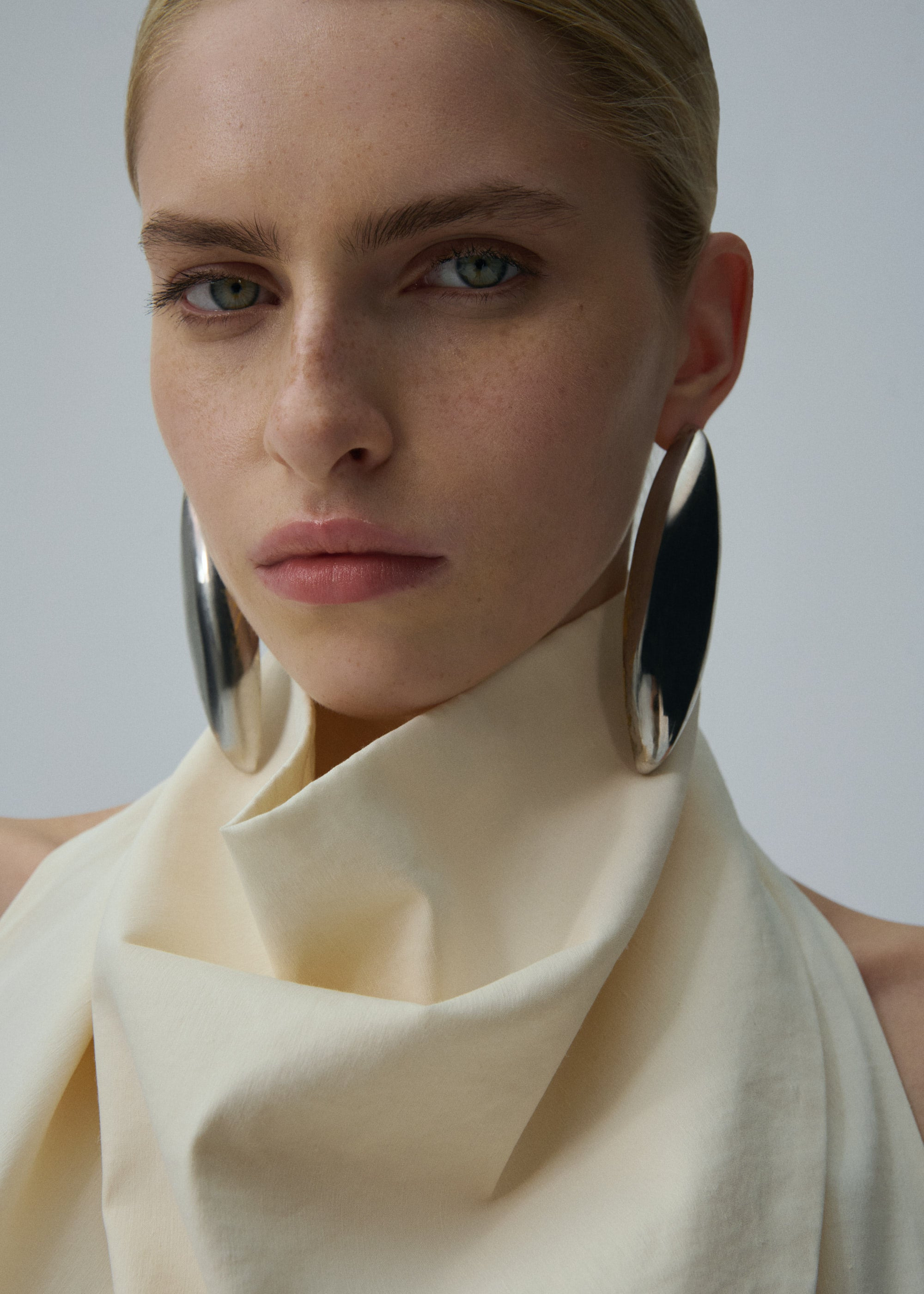 Elongated sculptural earrings in silver - 2