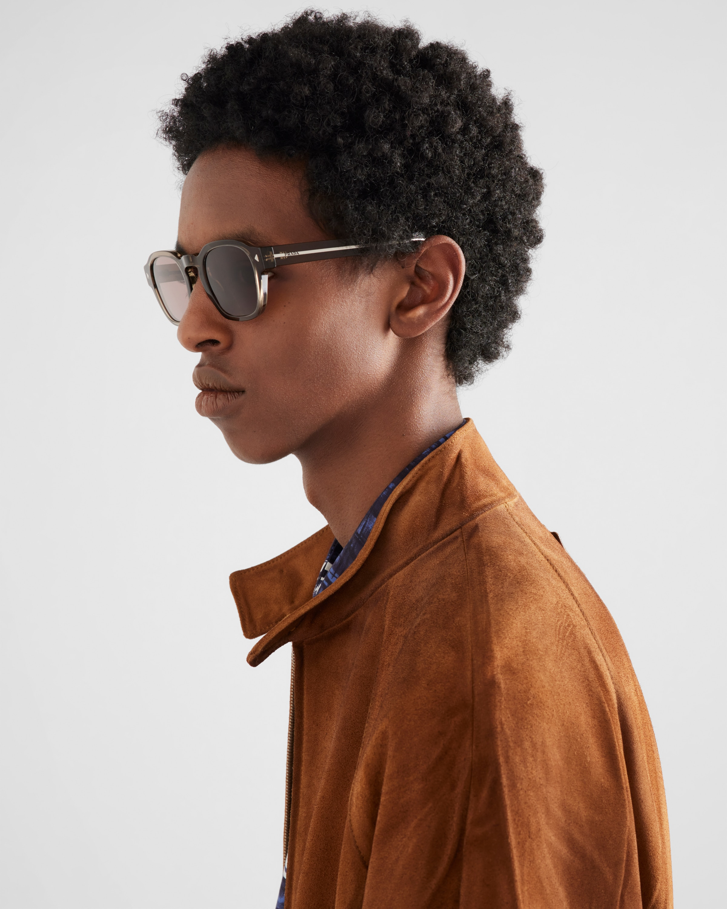 Sunglasses with the iconic metal plaque - 2