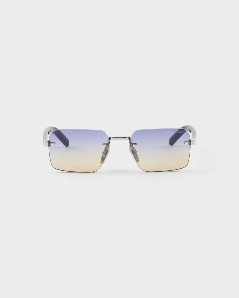 Sunglasses with the iconic metal plaque 1