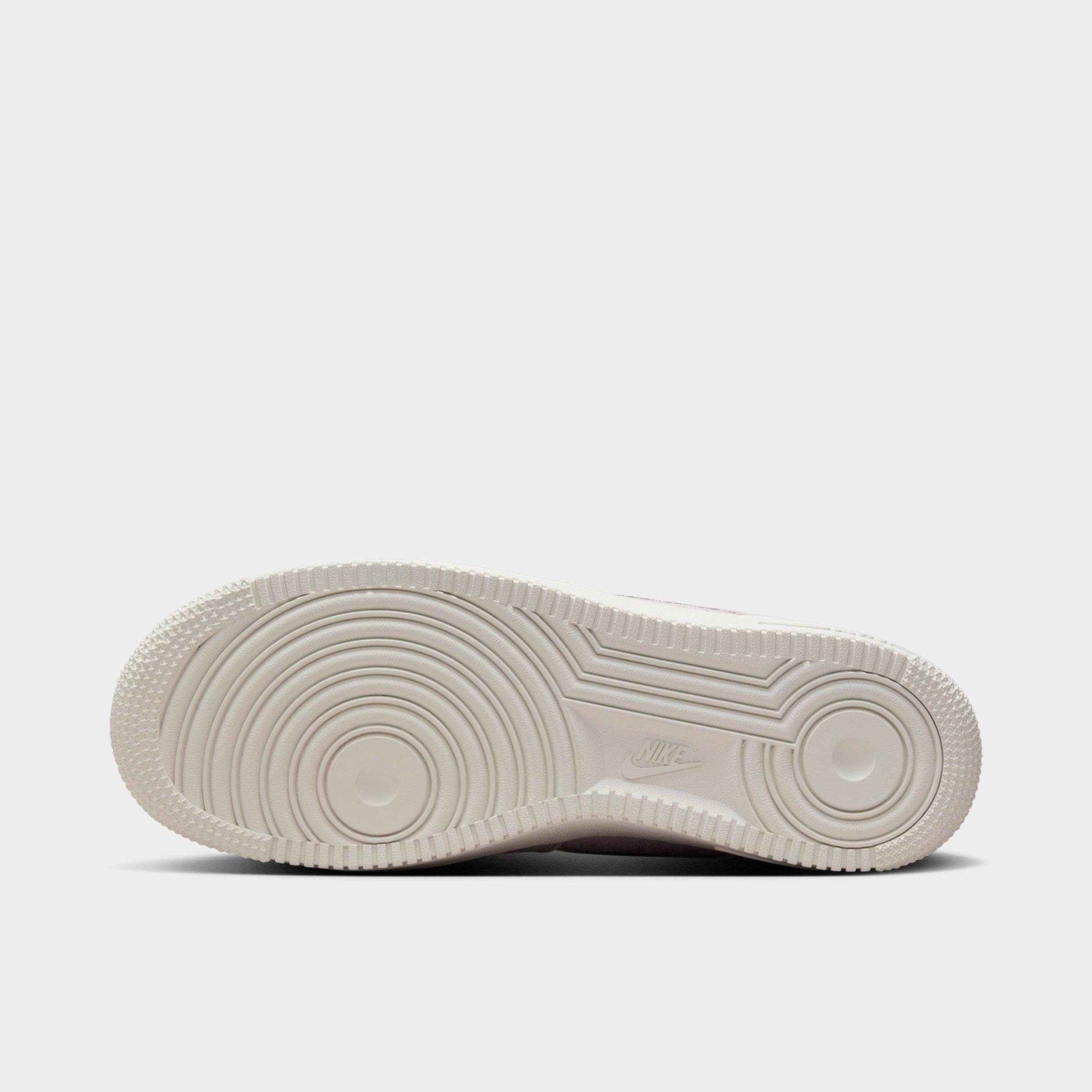 WOMEN'S NIKE AIR FORCE 1 '07 LOW SE CASUAL SHOES - 6