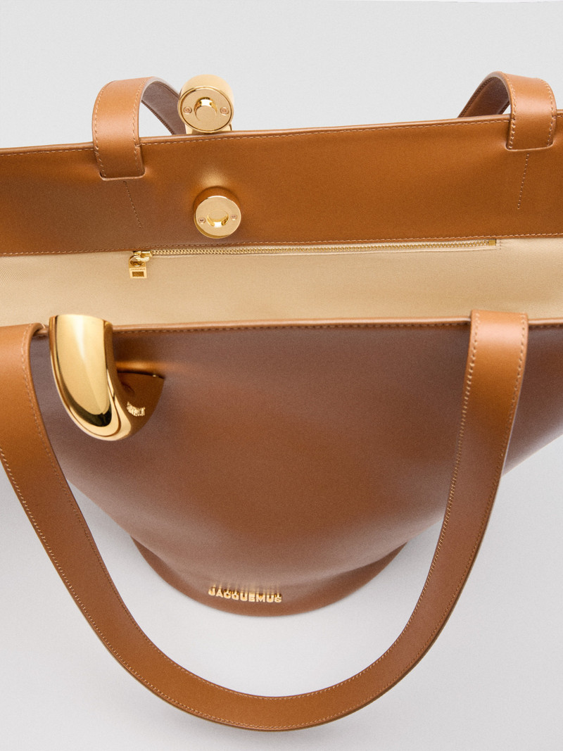 JACQUEMUS The medium Bambola outlook