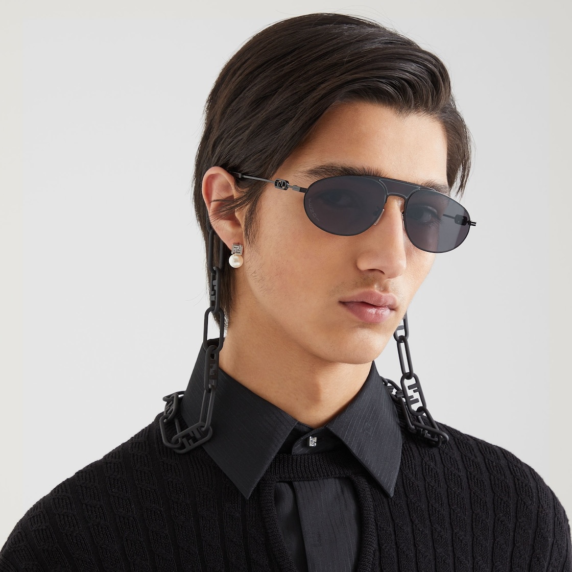 Pilot-style shield sunglasses in black enameled metal. Slim temples with Fendi O’Lock logo. Gray len - 4