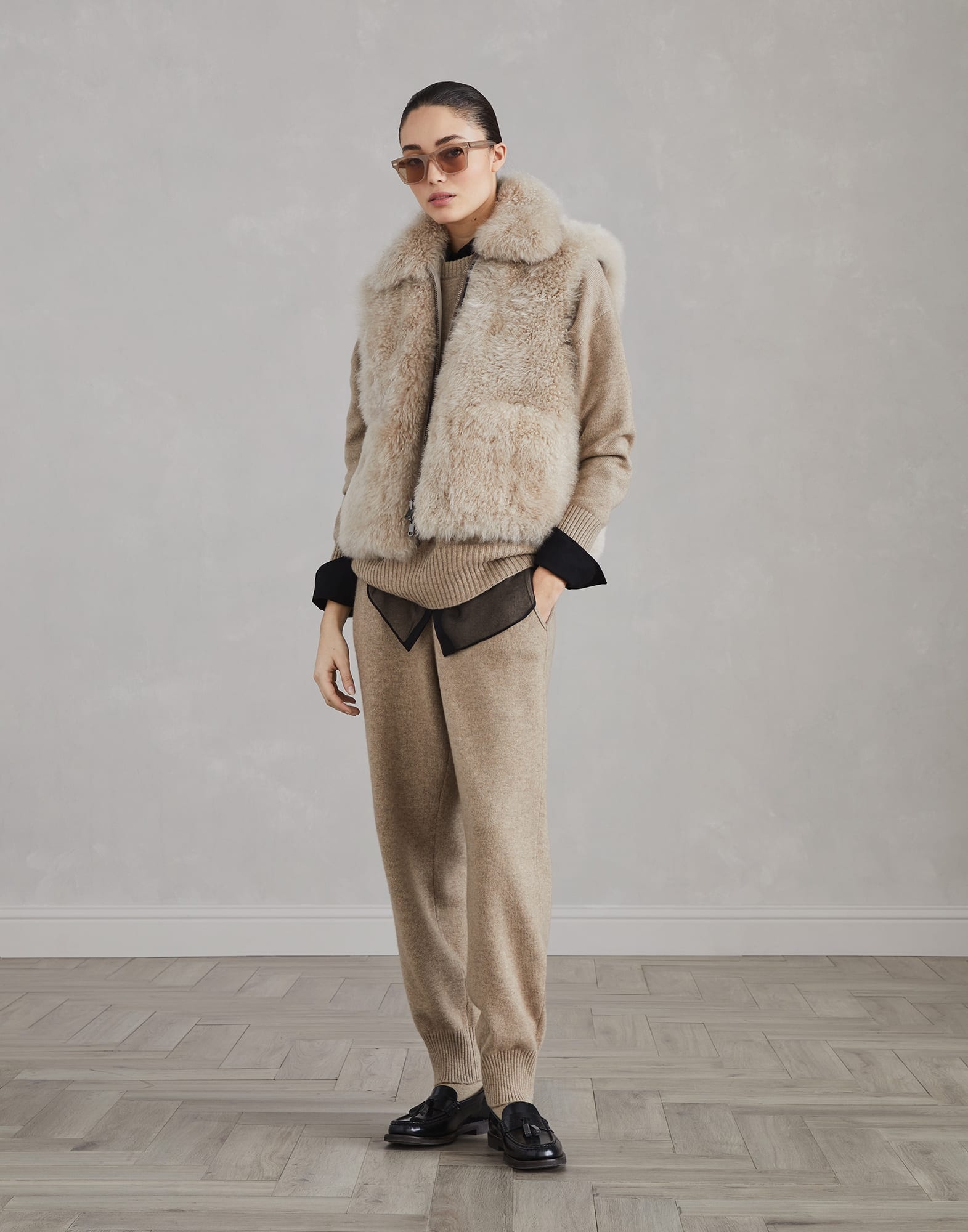 Plush cashmere shearling reversible vest with shiny trims - 5