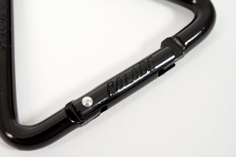 PALACE PALACE TRI CARABINER BLACK outlook