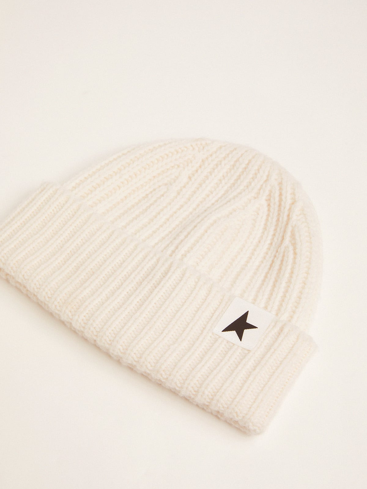 White wool beanie with contrasting black star - 2