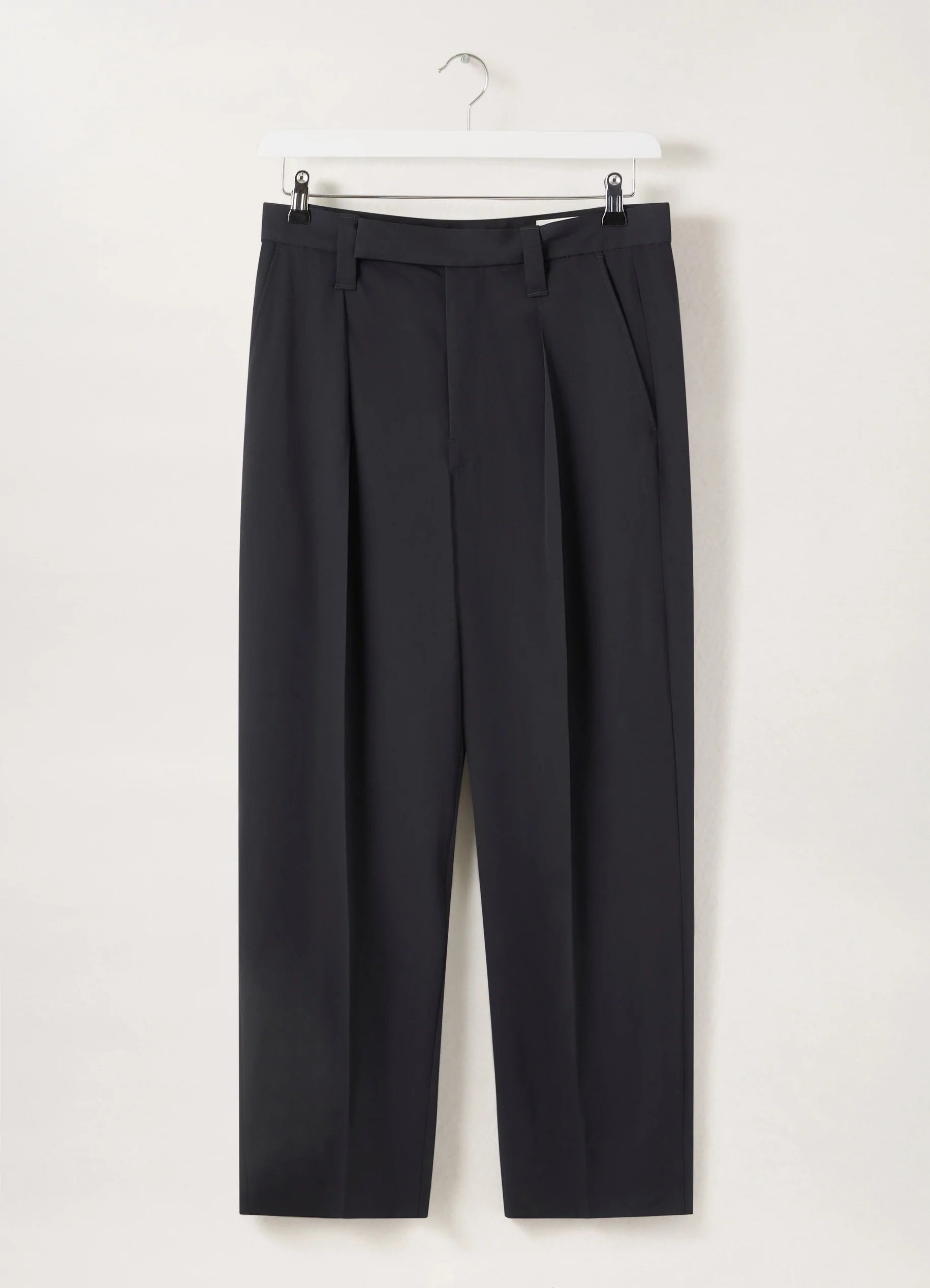 ONE PLEAT PANTS
LIGHT WOOL GABARDINE - 1