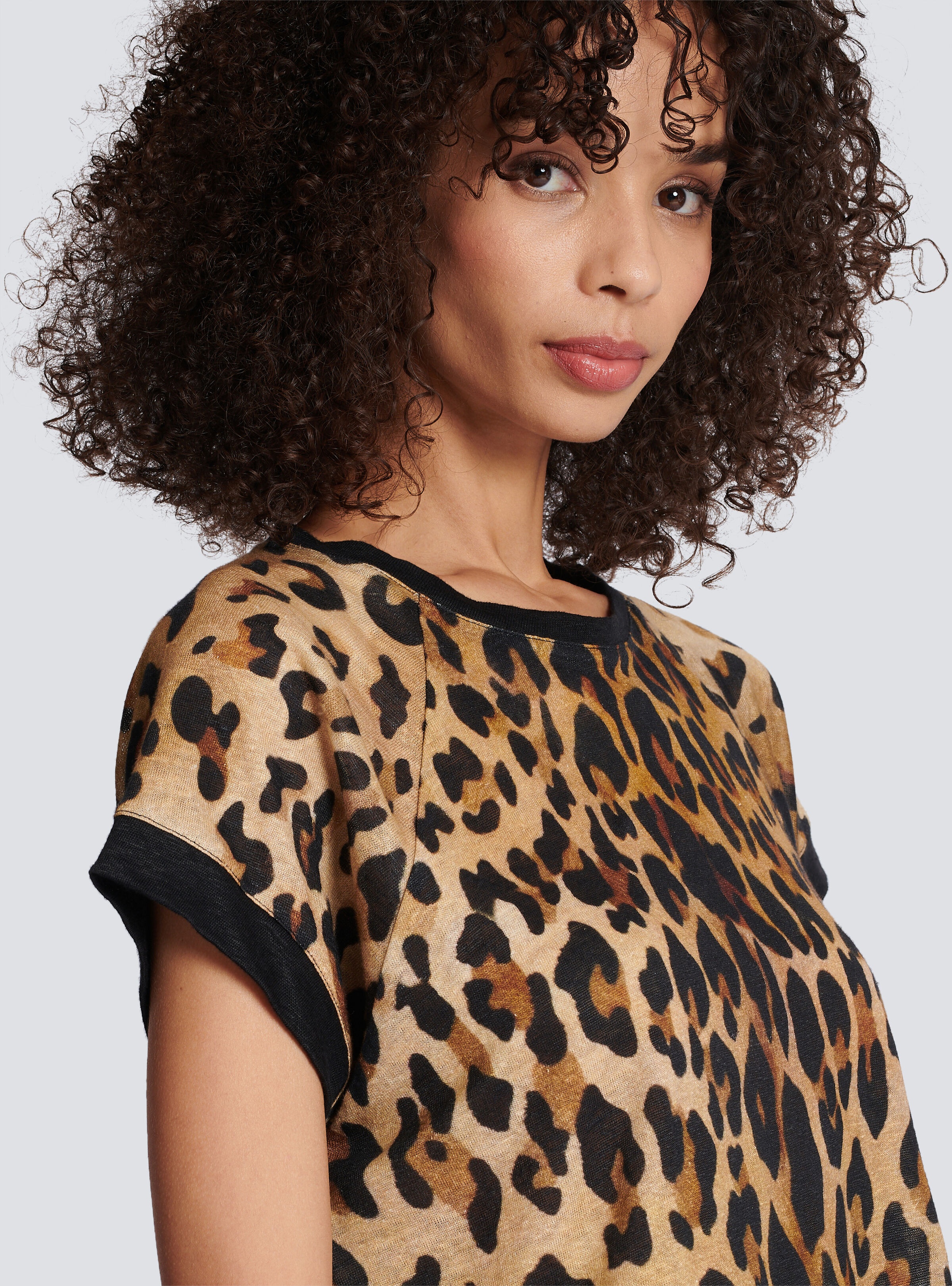 Cropped linen T-shirt with leopard print - 7