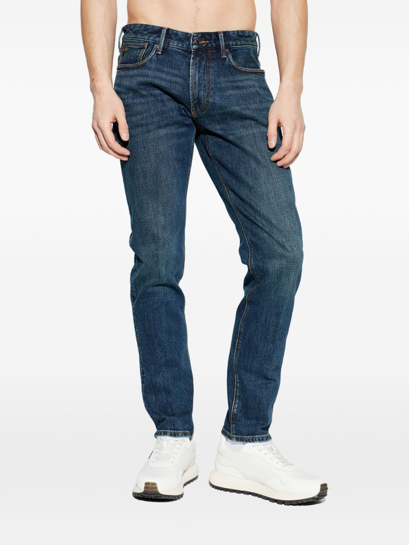 logo jeans 3