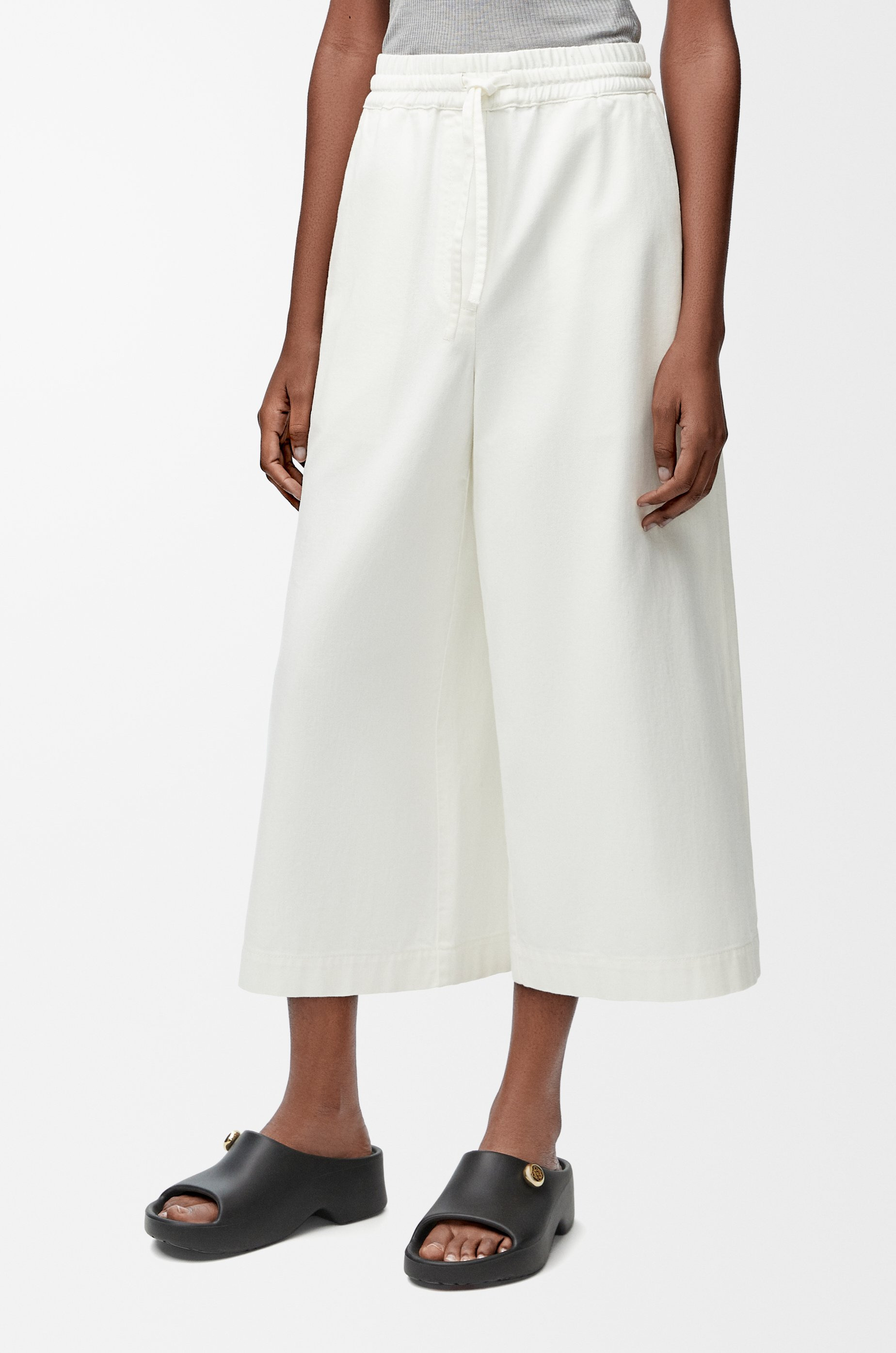 Cropped trousers in denim - 3