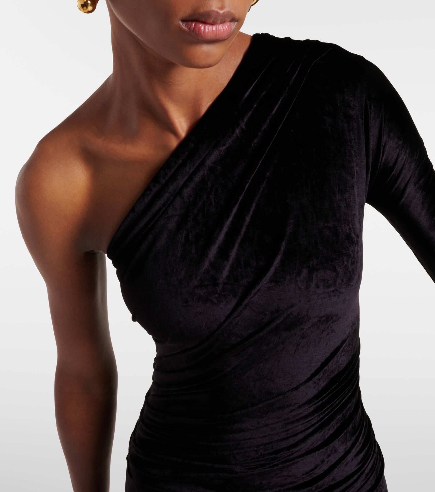 Asymmetric one-shoulder velvet gown - 5