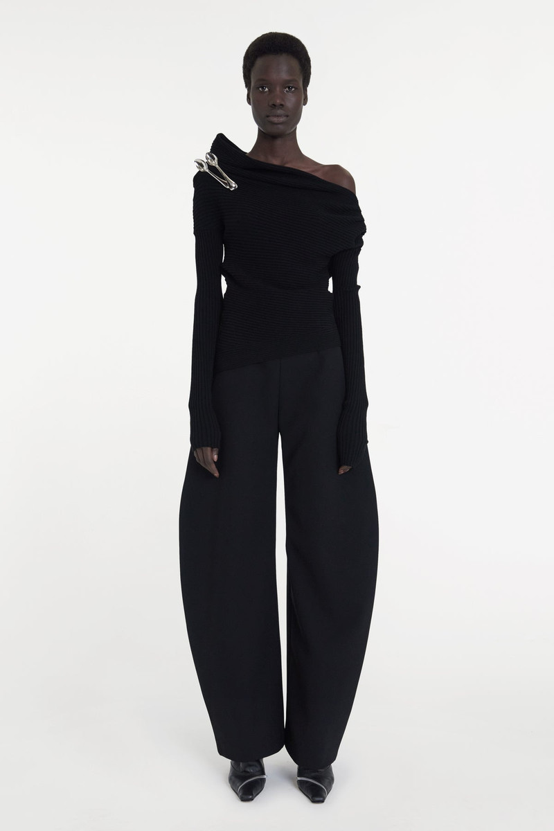 OFF SHOULDER SWEATER WITH SPOON BROOCH BLACK 1