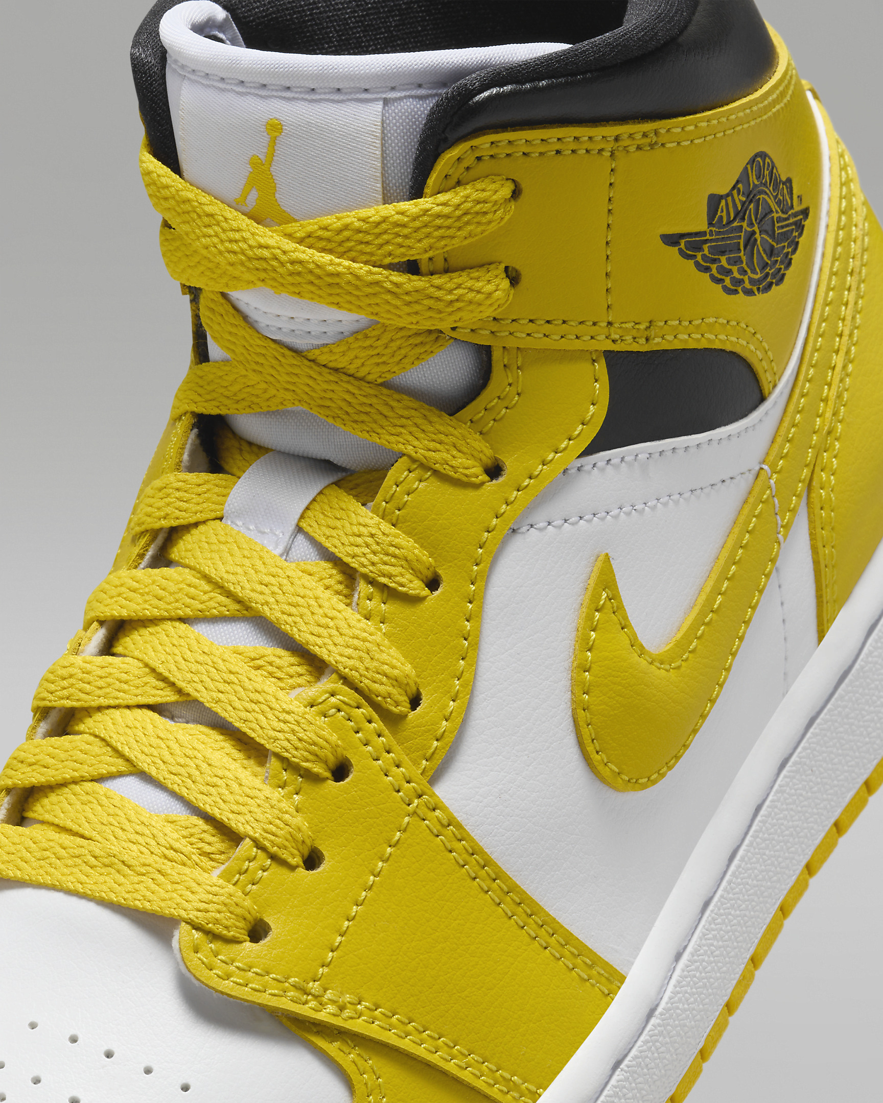 Air Jordan 1 Mid Women's Shoes - 7