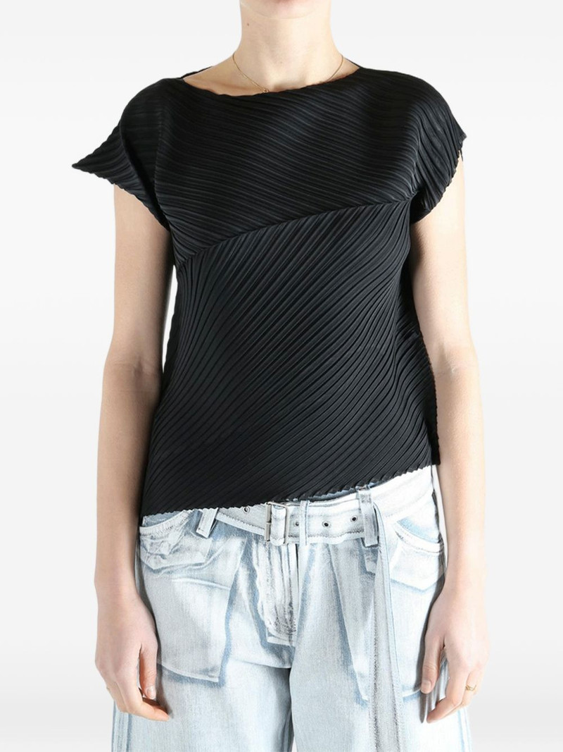 ISSEY MIYAKE pleated top outlook