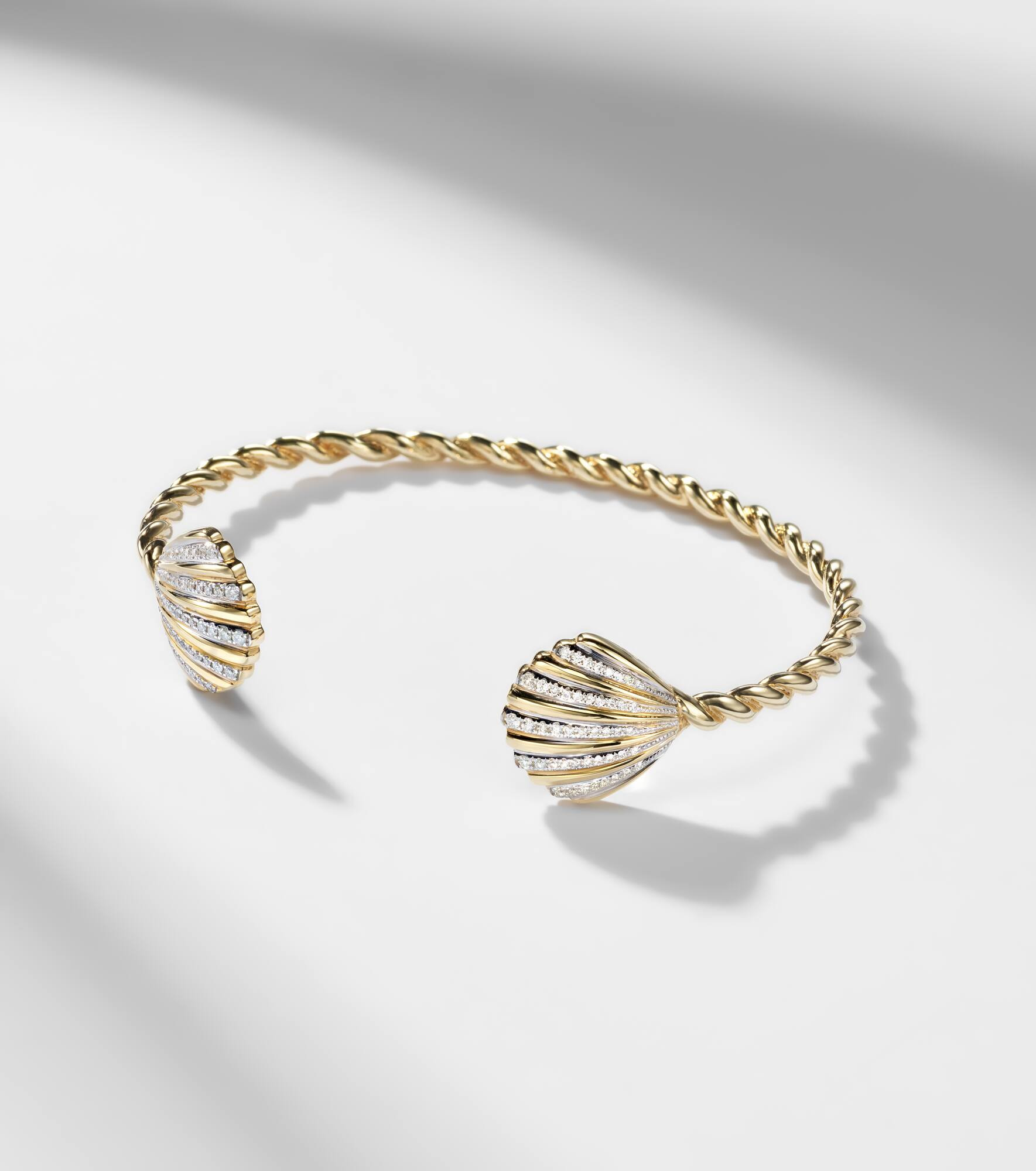 Jonc Coquillage 18kt gold bracelet with diamonds - 5
