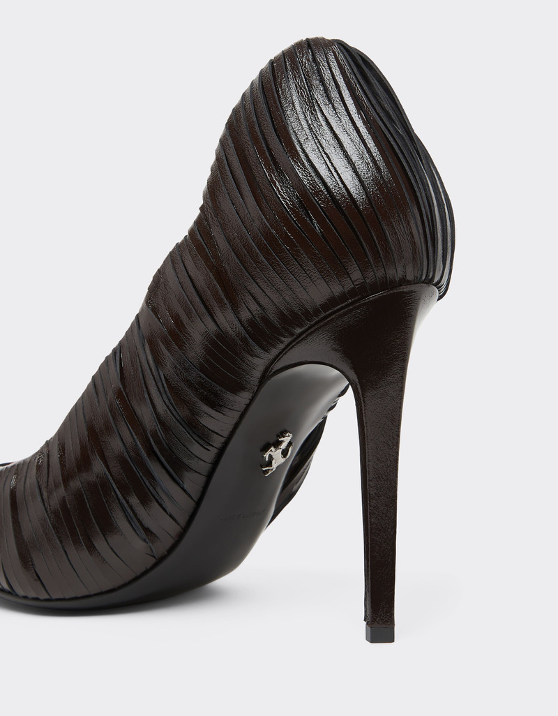 Wet-glossy leather pumps 5