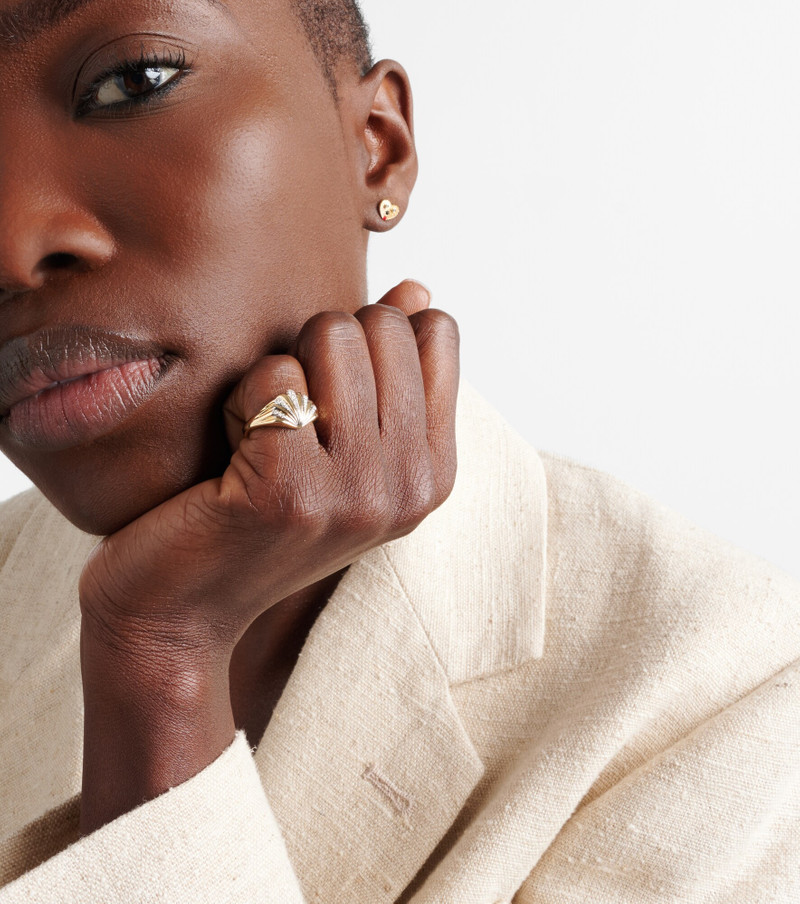 Yvonne Léon Baby Chevalière 9kt ring with diamonds outlook