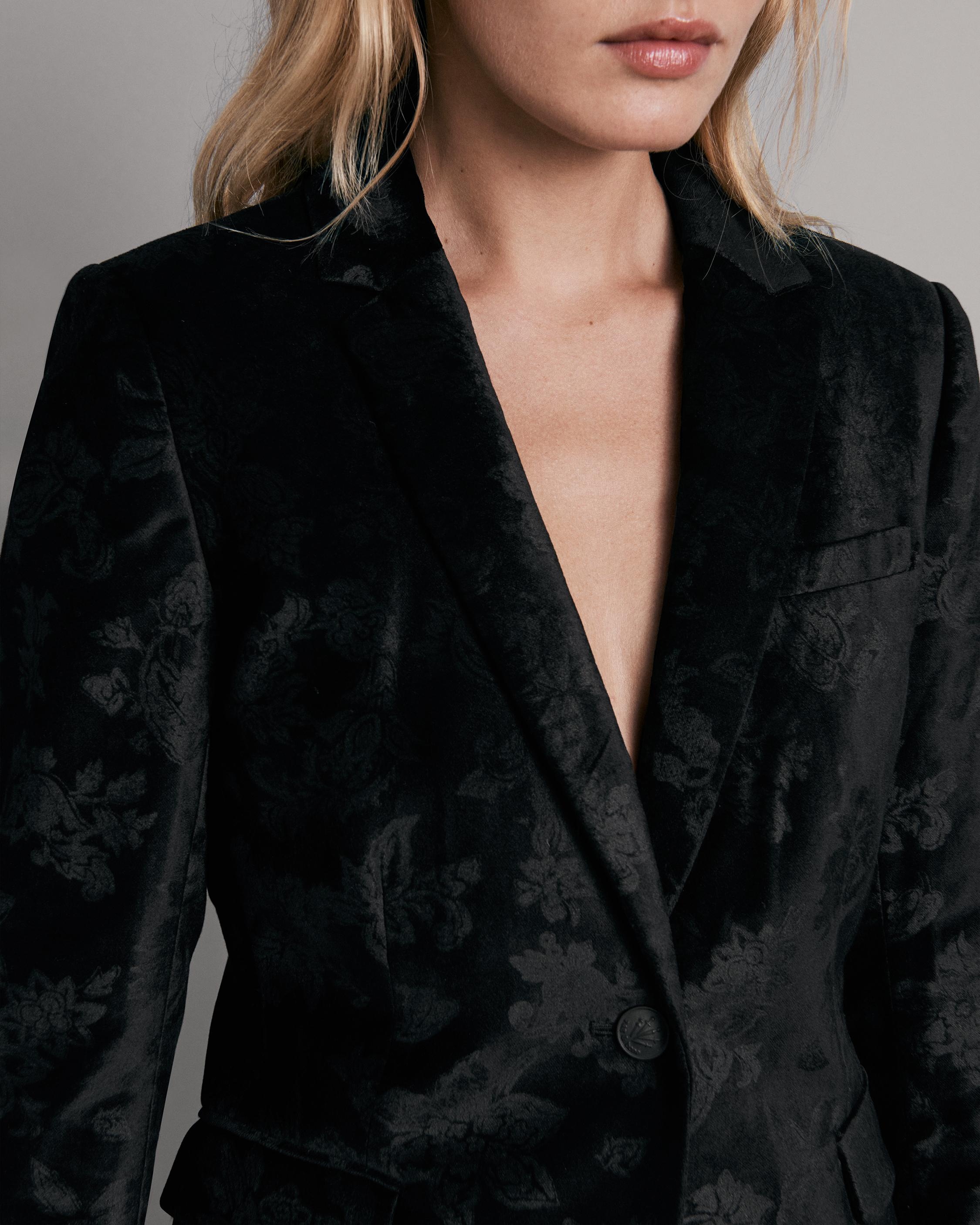 Razor Velvet Blazer
Classic Fit Blazer - 6
