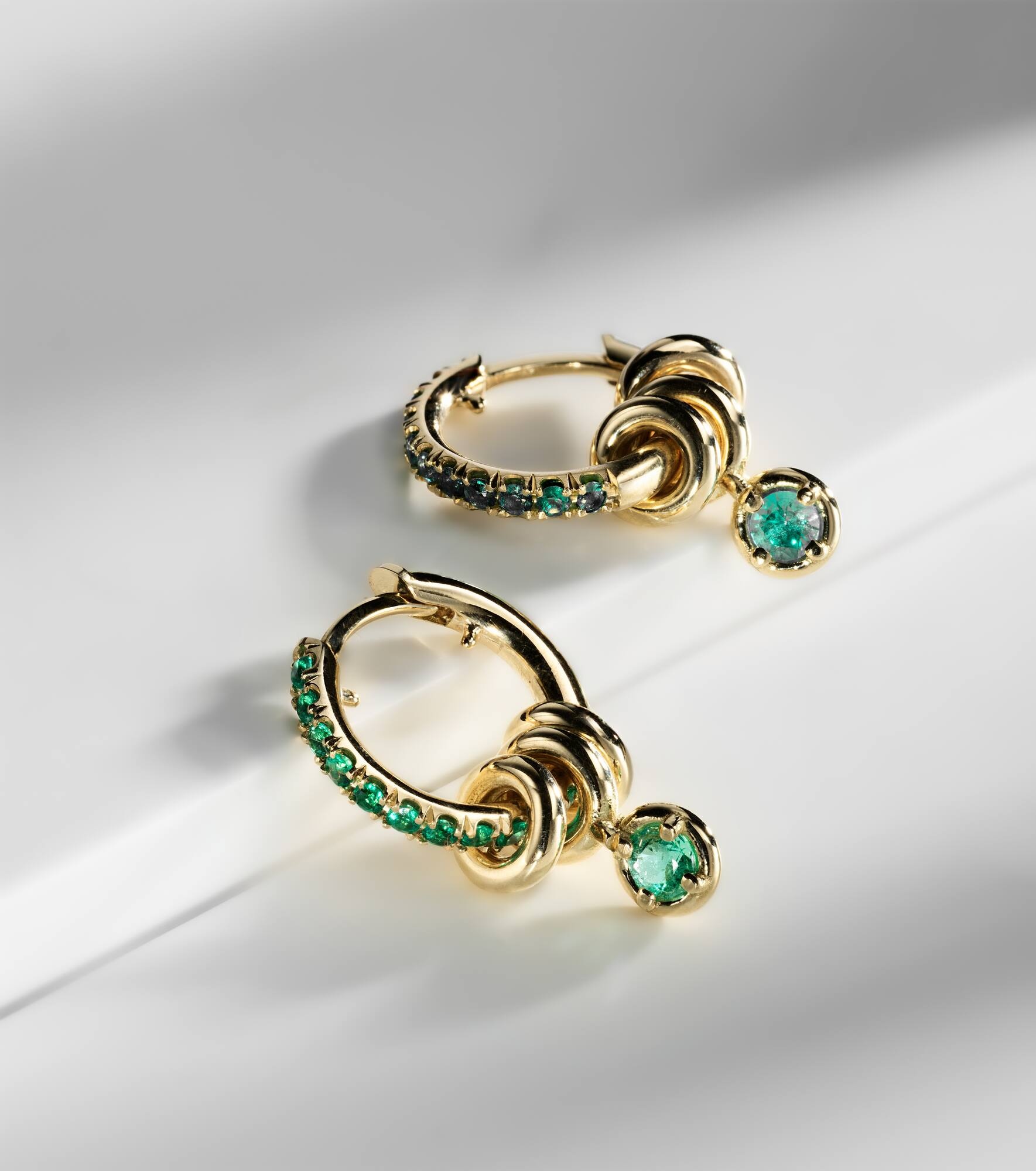 Zahra 18kt gold hoop earrings with emeralds - 5