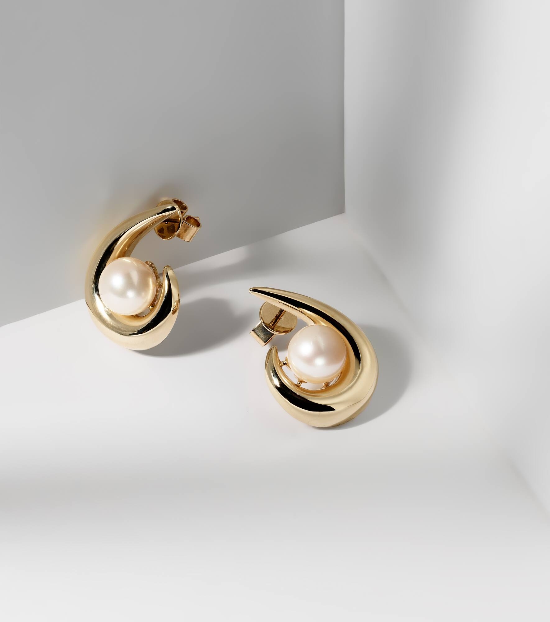 Pearl Curl 14kt gold earrings with freshwater pearls - 5