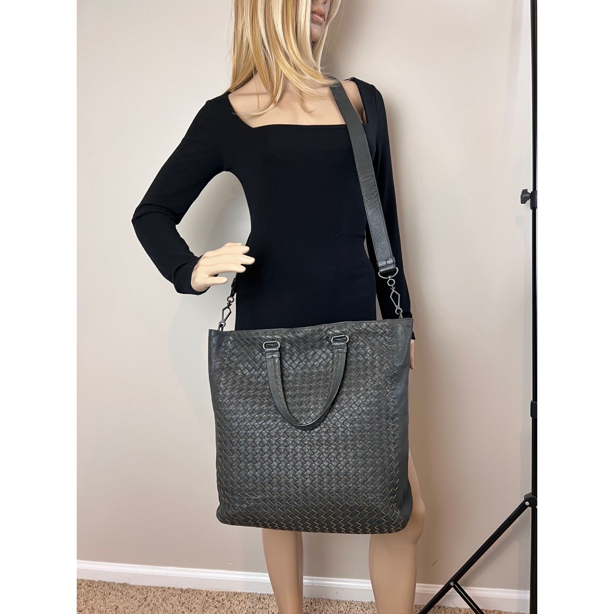Bottega Veneta Intreciato Black leather zippered Messenger Tote Bag - 14
