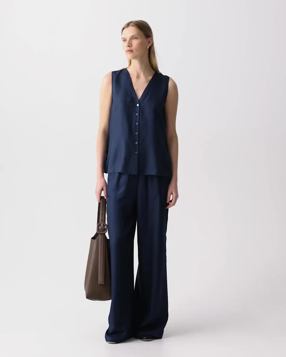 Sleeveless Button-Down Blouse in Mod Silk Twill - 9