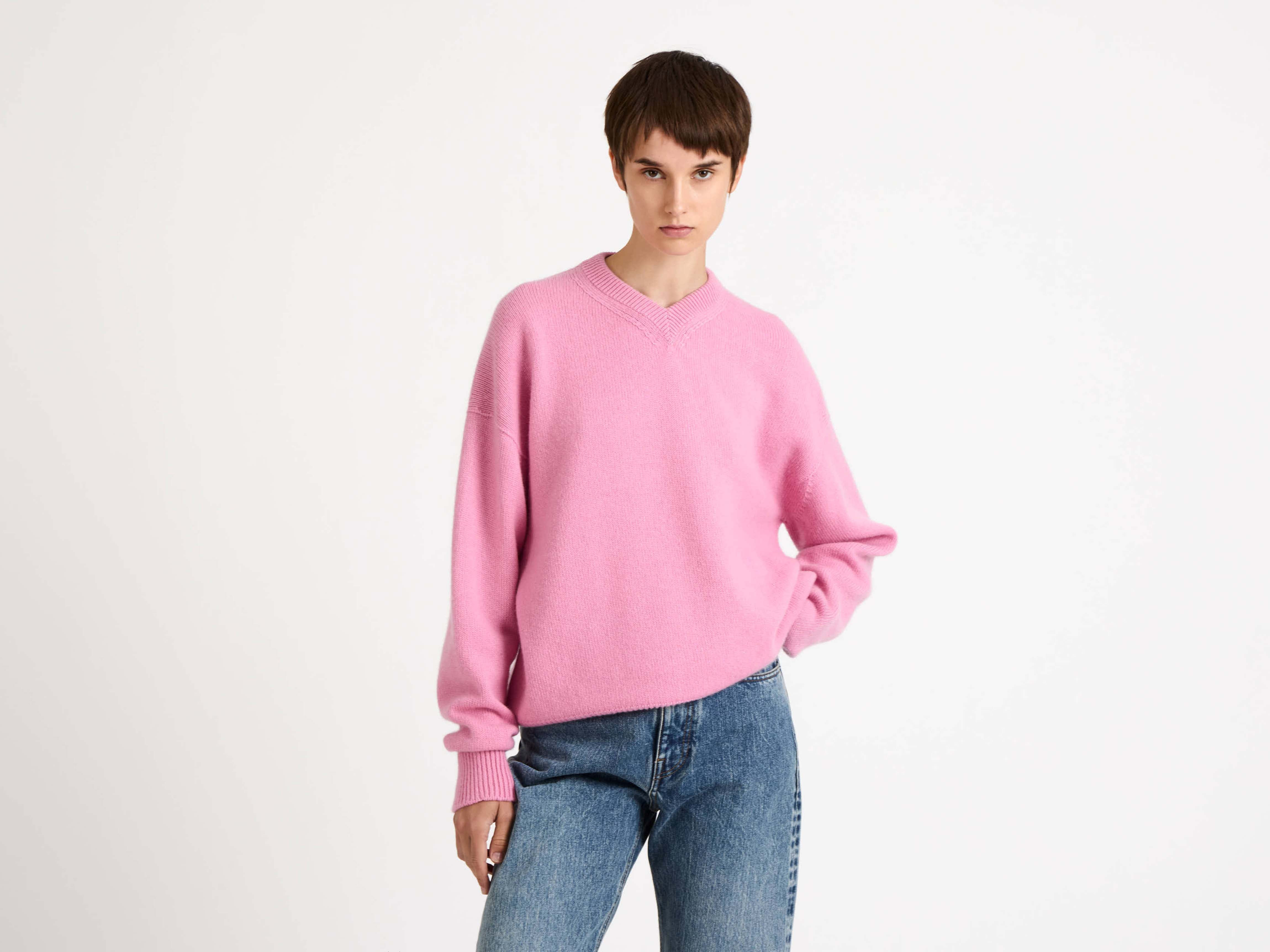 WOMENS V-NECK CASHMERE JUMPER IN BUBBLEGUM - 5