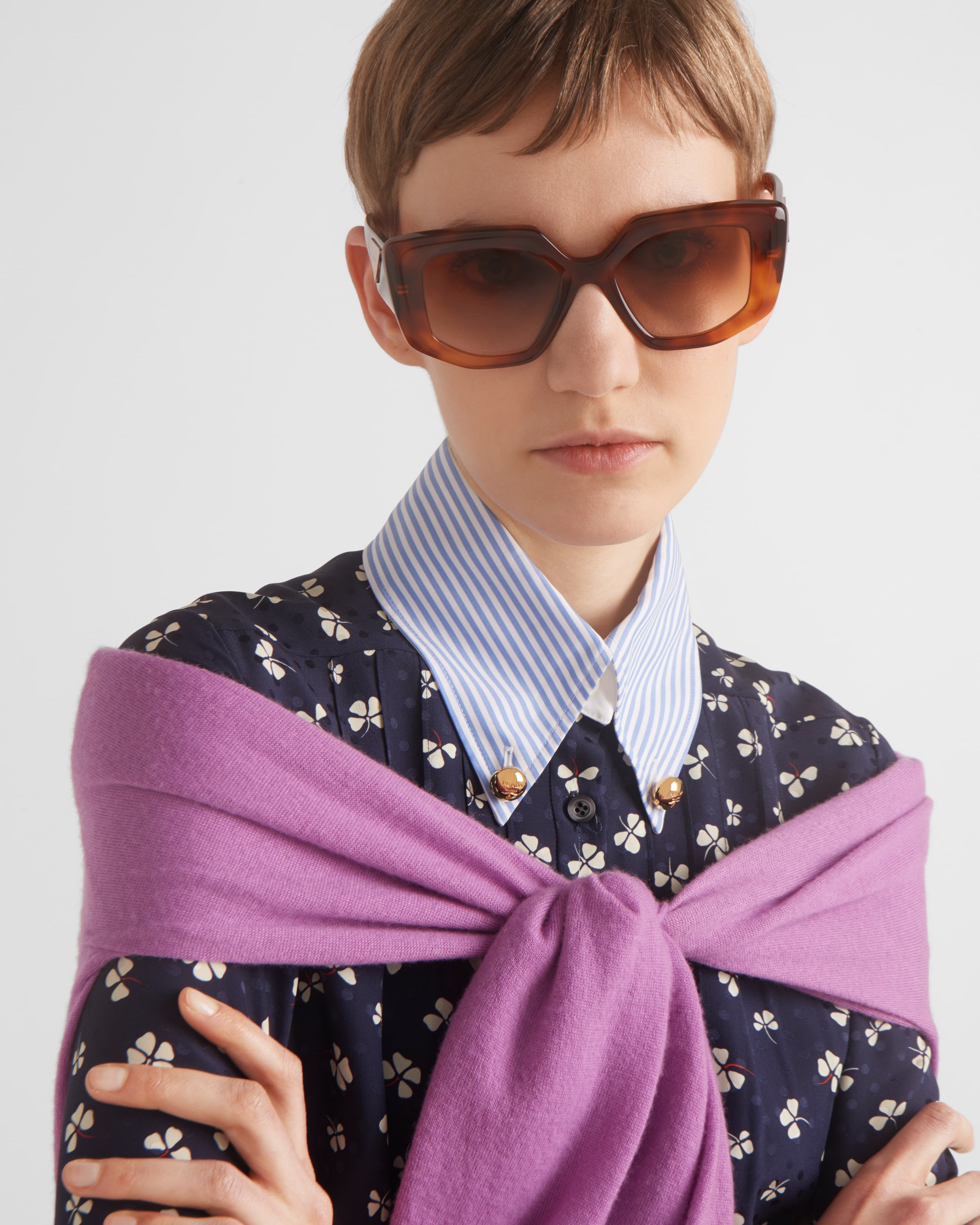 Sunglasses with the Prada logo - 2