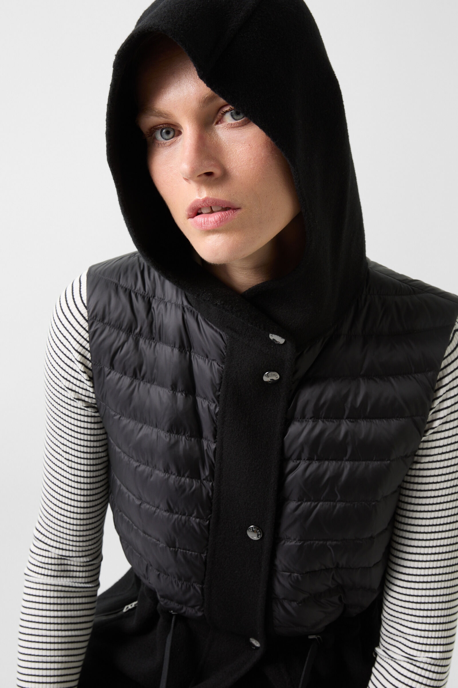 Joelle Hybrid vest in Black - 5