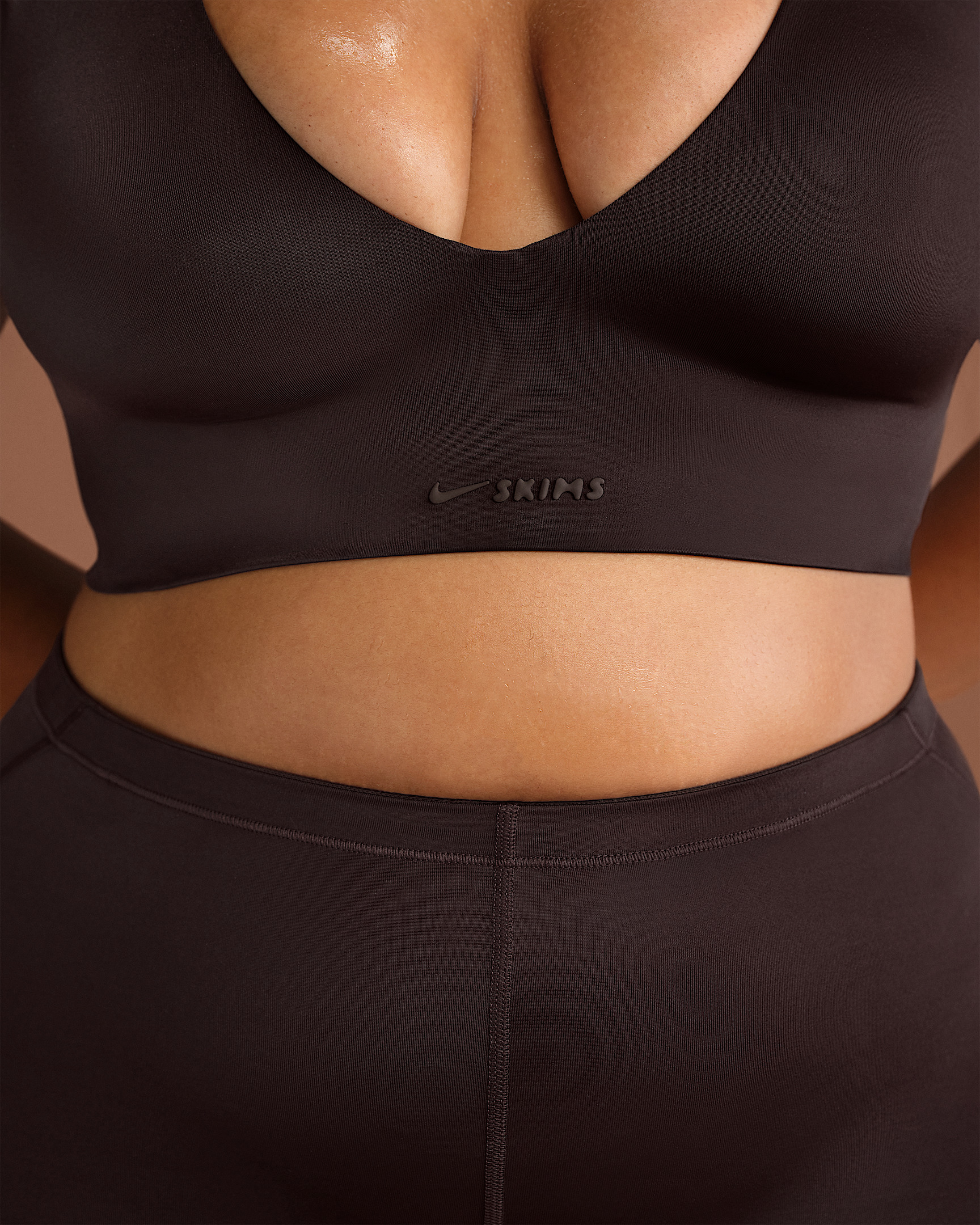 NikeSKIMS Shine Women's V-Neck Bra - 10
