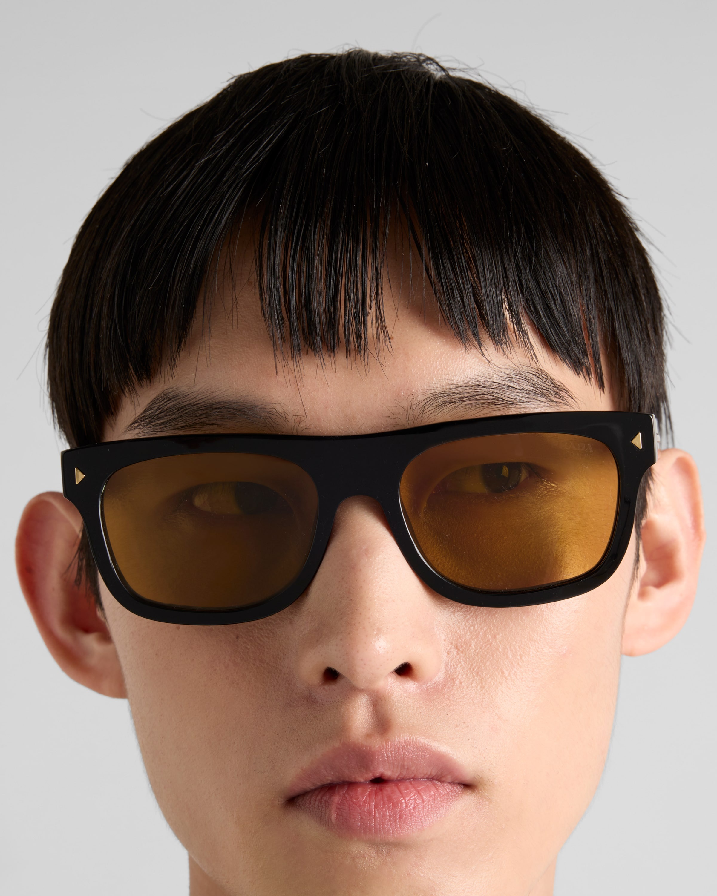 Sunglasses with the iconic metal plaque - 2