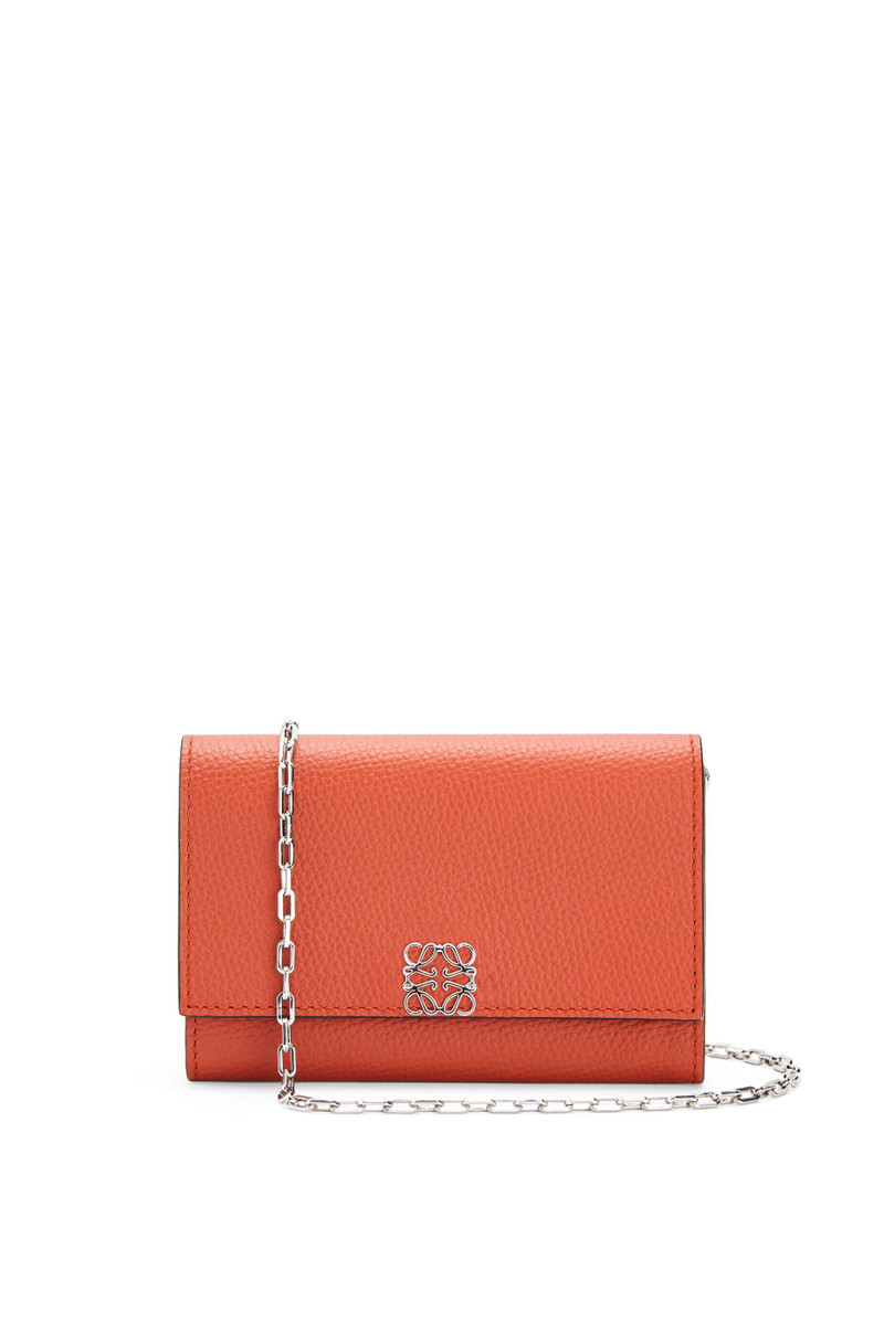 Anagram wallet on chain in pebble grain calfskin 1