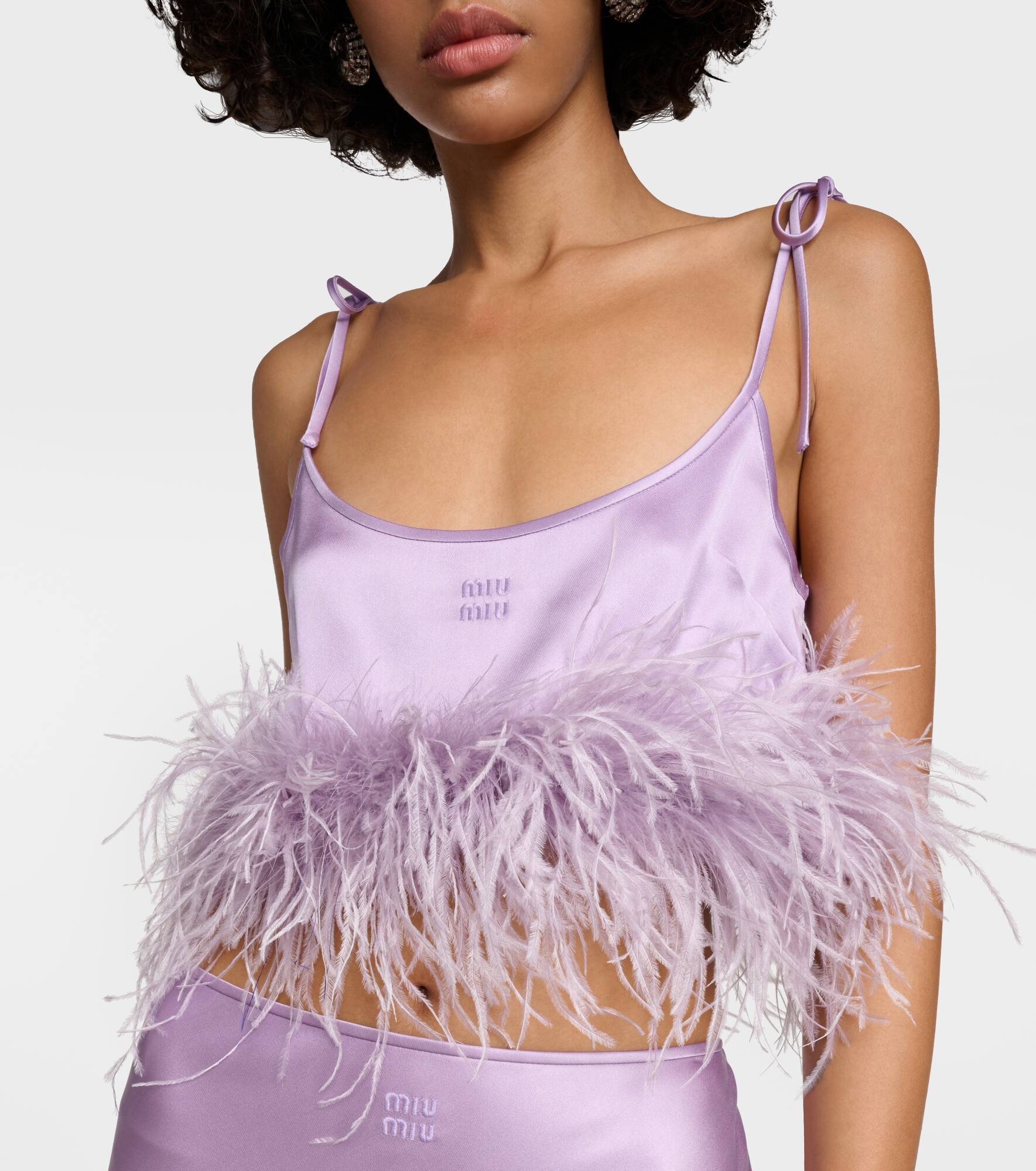Feather-trimmed logo satin crop top - 4