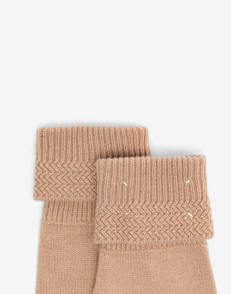 Maison Margiela Tabi gloves outlook