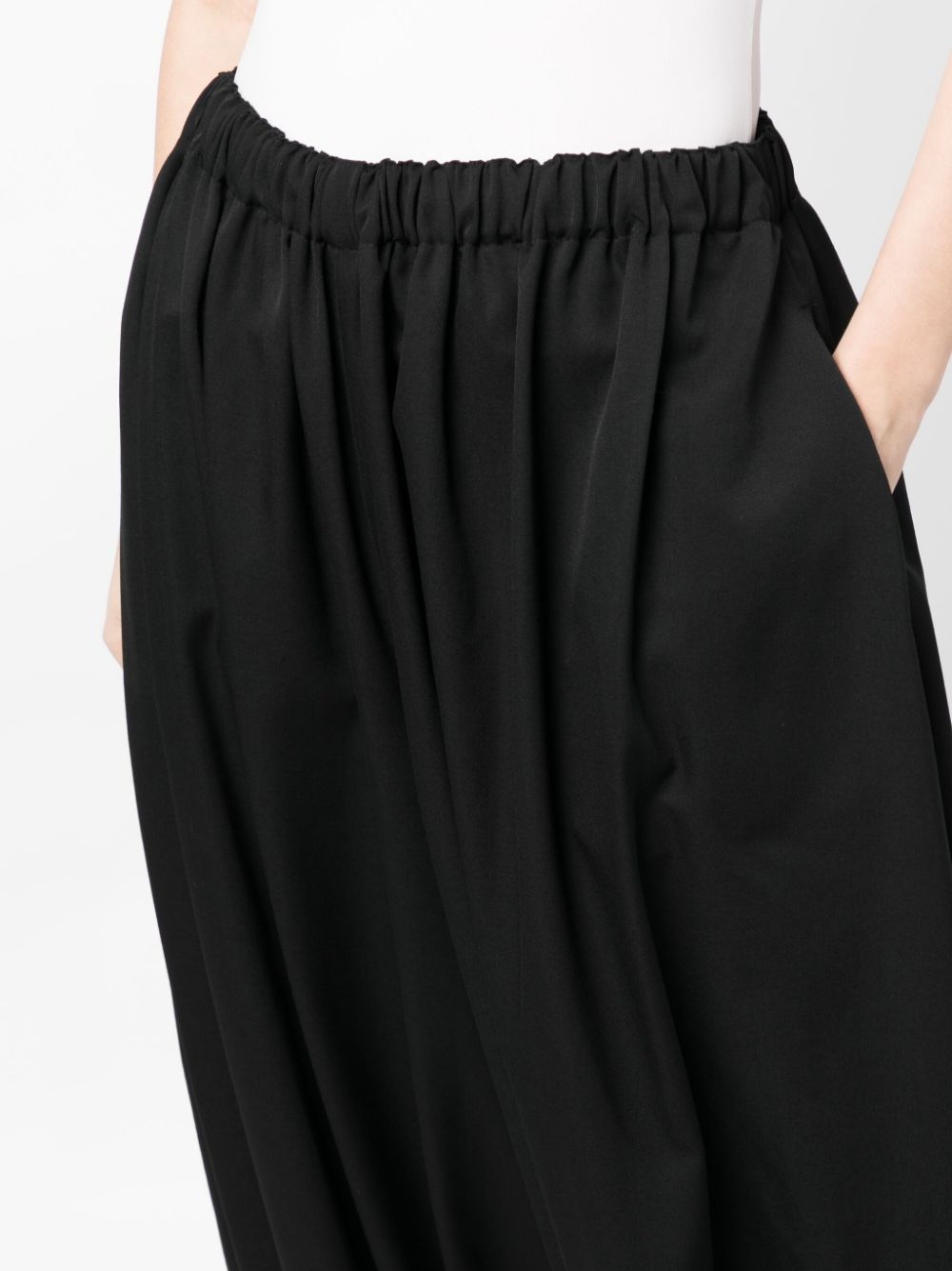 elasticated-waistband cropped wool trousers - 5