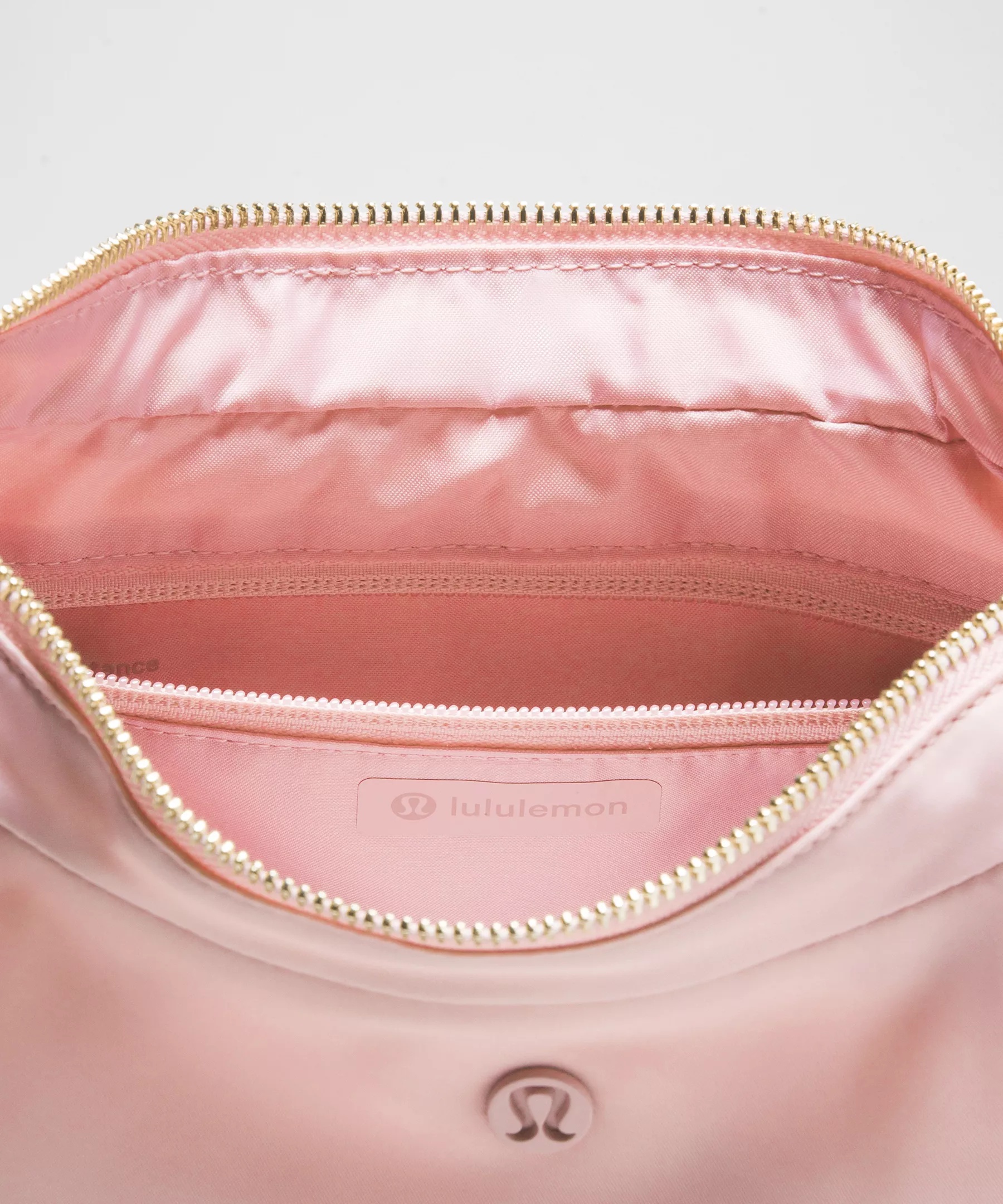 City Essentials Shoulder Bag 4L - 5
