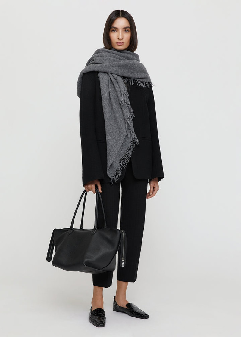 Totême T-Tote black outlook
