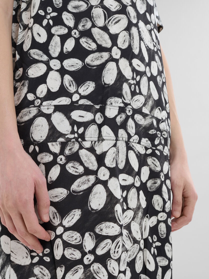 BLACK SATIN-BACK CRÊPE DRESS WITH BLOOMING PRINT - 5