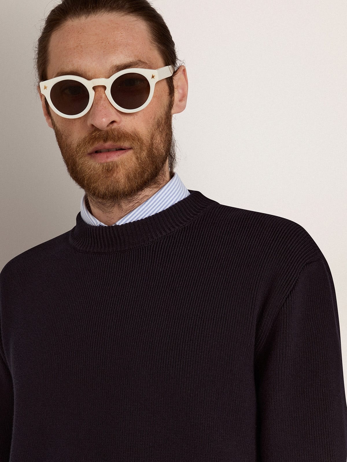 Sunglasses Panthos model with white frame and gold details - 4