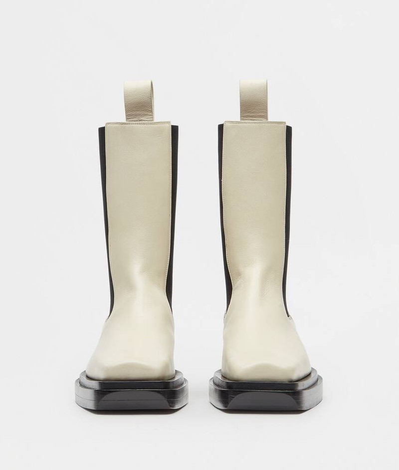 Bottega Veneta lean outlook