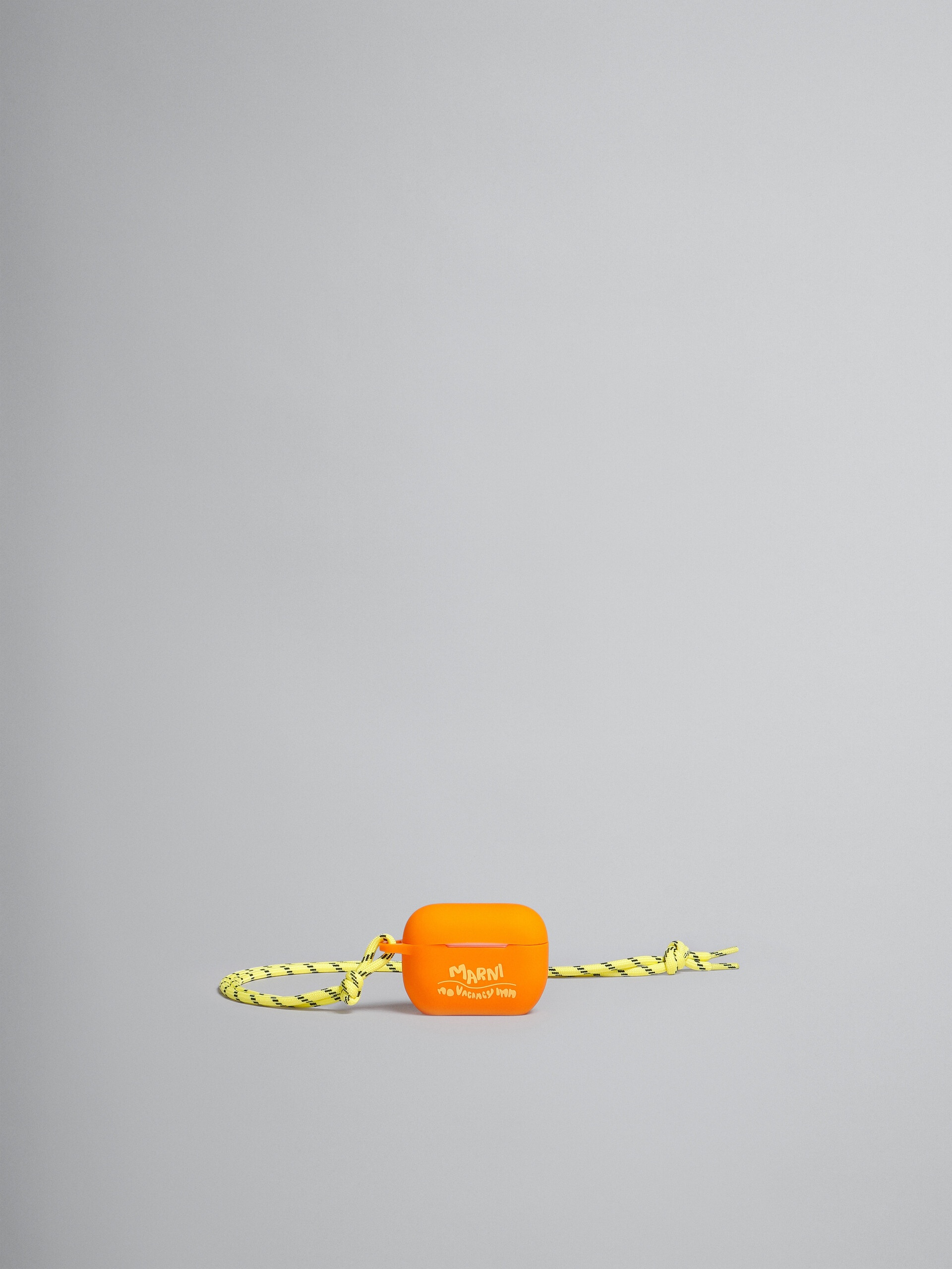 【MARNI】 AirPodsホルダー マルニ 【 X NO VACANCY】 Marni x No Vacancy Inn – AirPods Case Garden Green/Orange