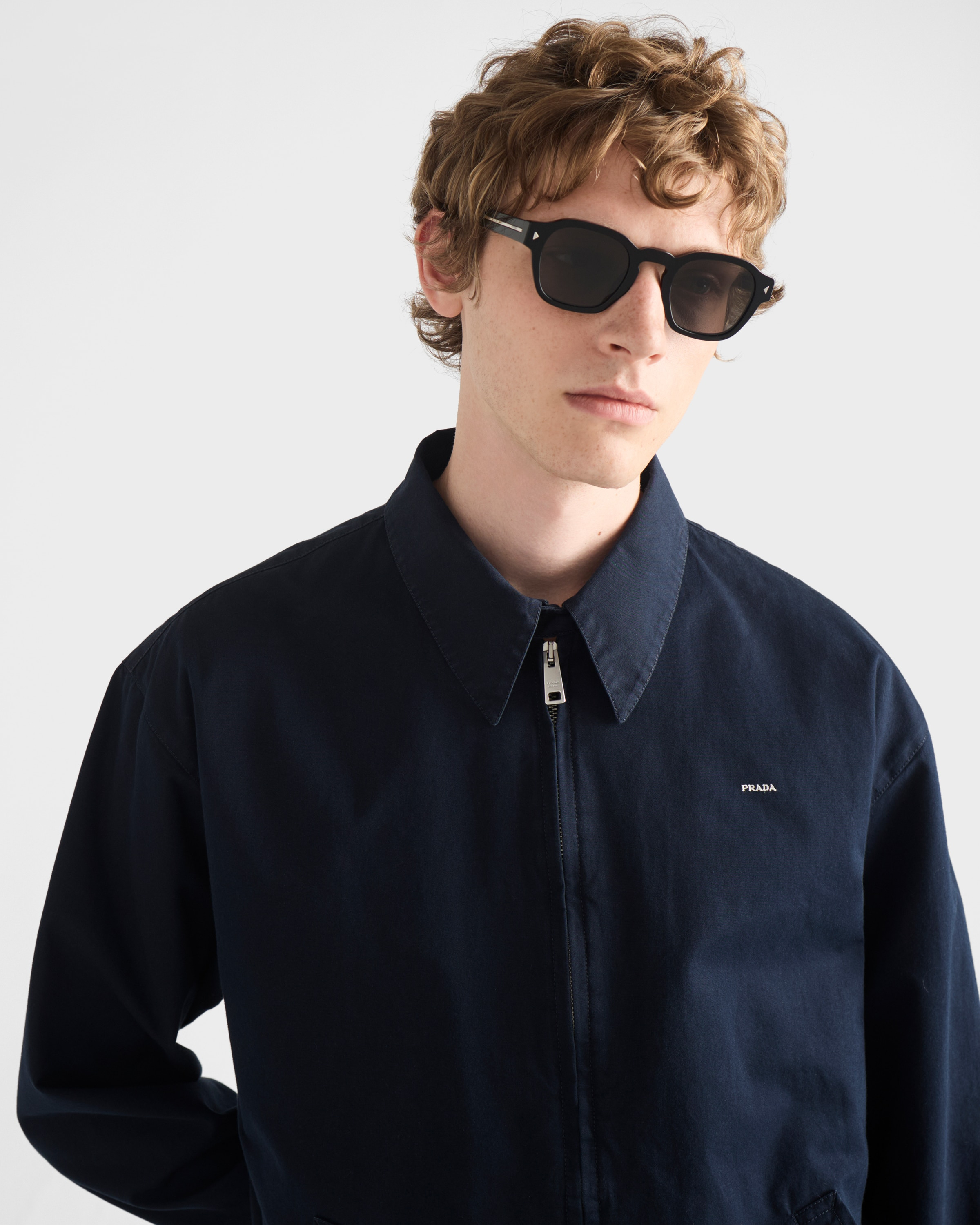 Sunglasses with the iconic metal plaque - 6