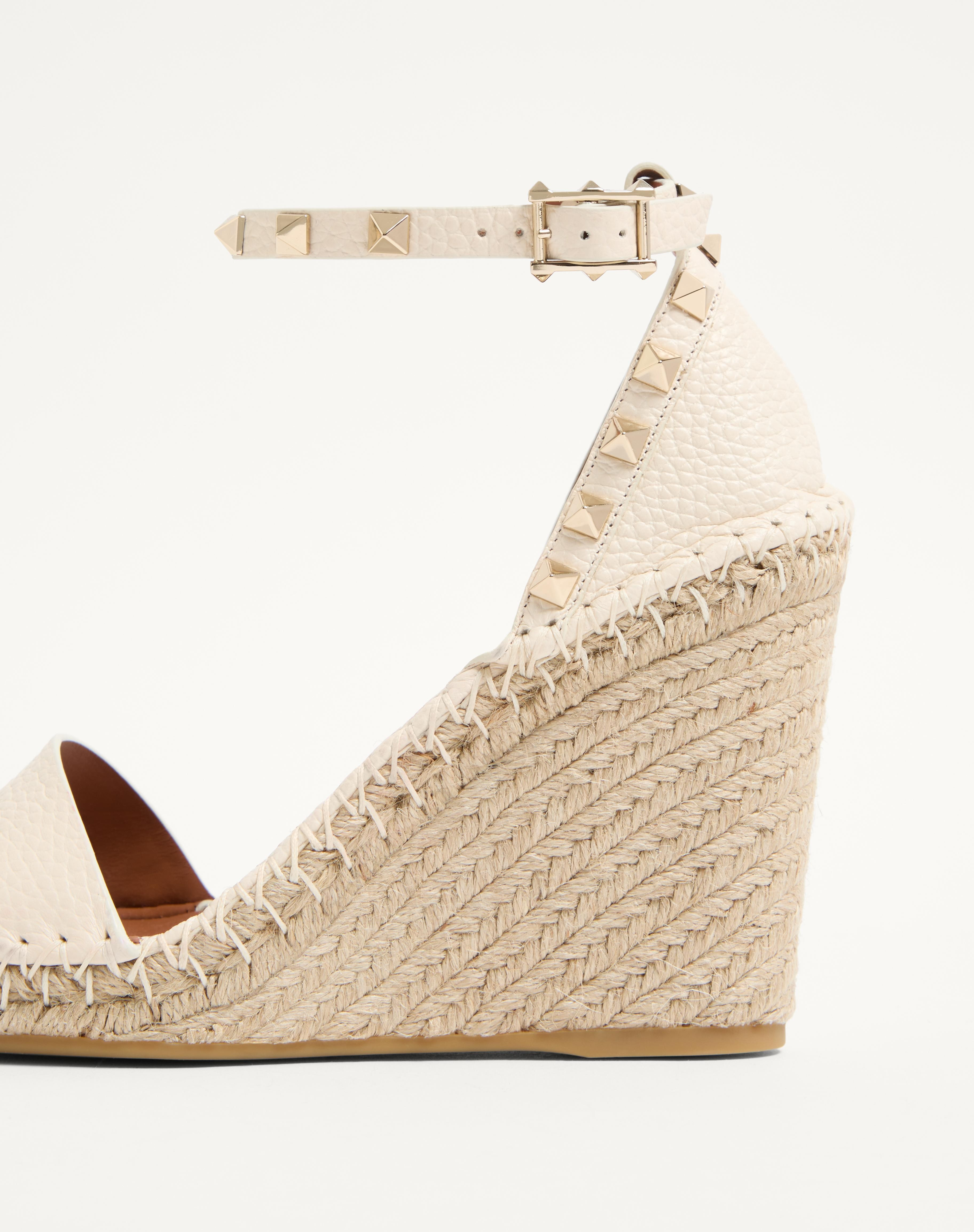 DOUBLE ROCKSTUD GRAINY CALFSKIN WEDGE SANDAL 105 MM - 7