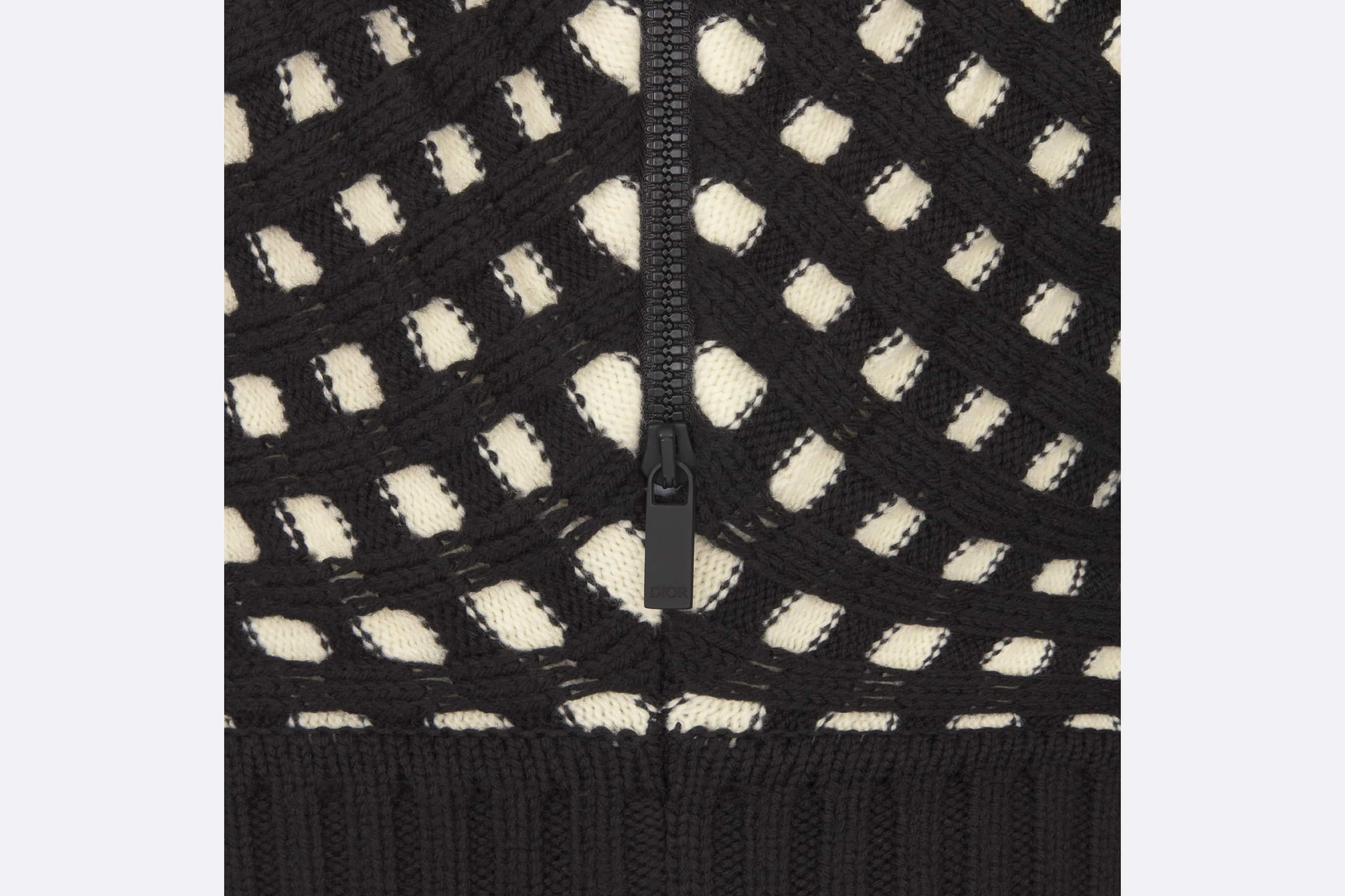 Round-Neck Sweater - 3