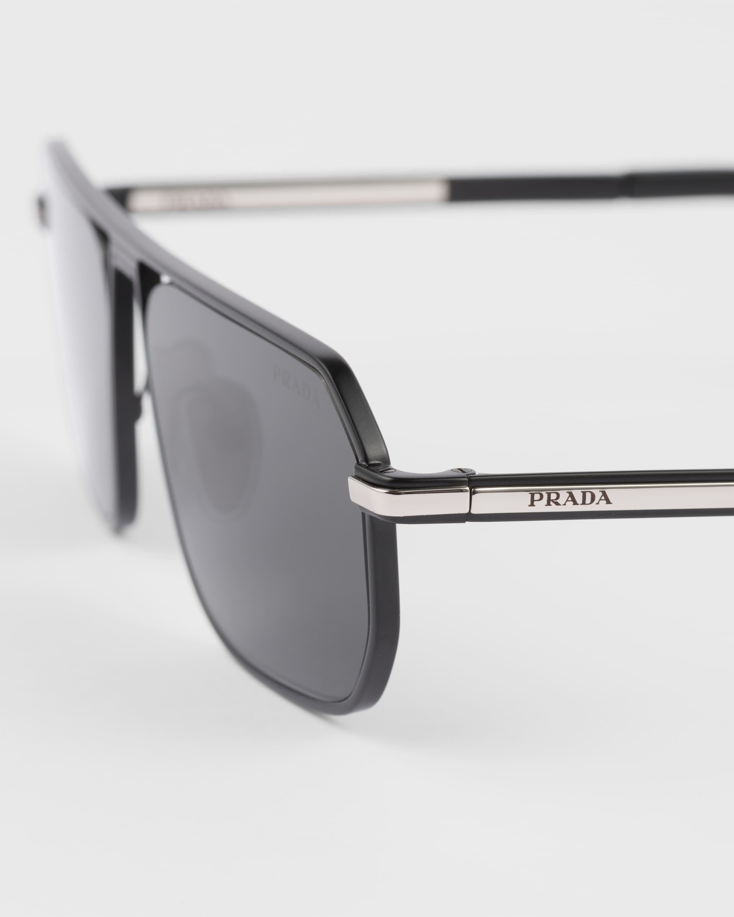 Sunglasses with iconic metal plaque - 5