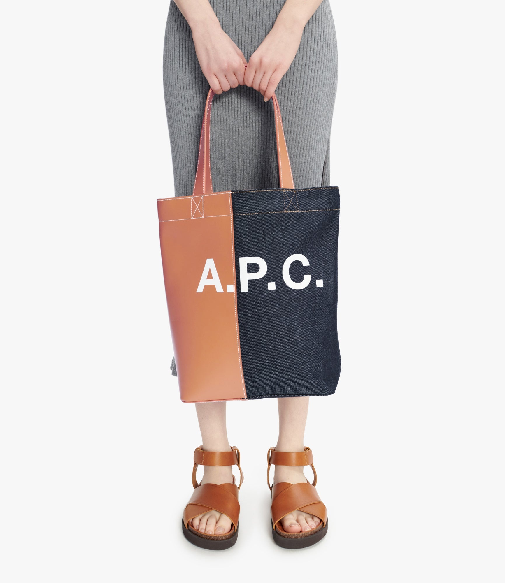 【関税込み】A.P.C. ネイビー＆ブラック Axel N/S トートバッグ A.P.C. - Axel N/S Tote Bag | HBX - Globally Curated Fashion