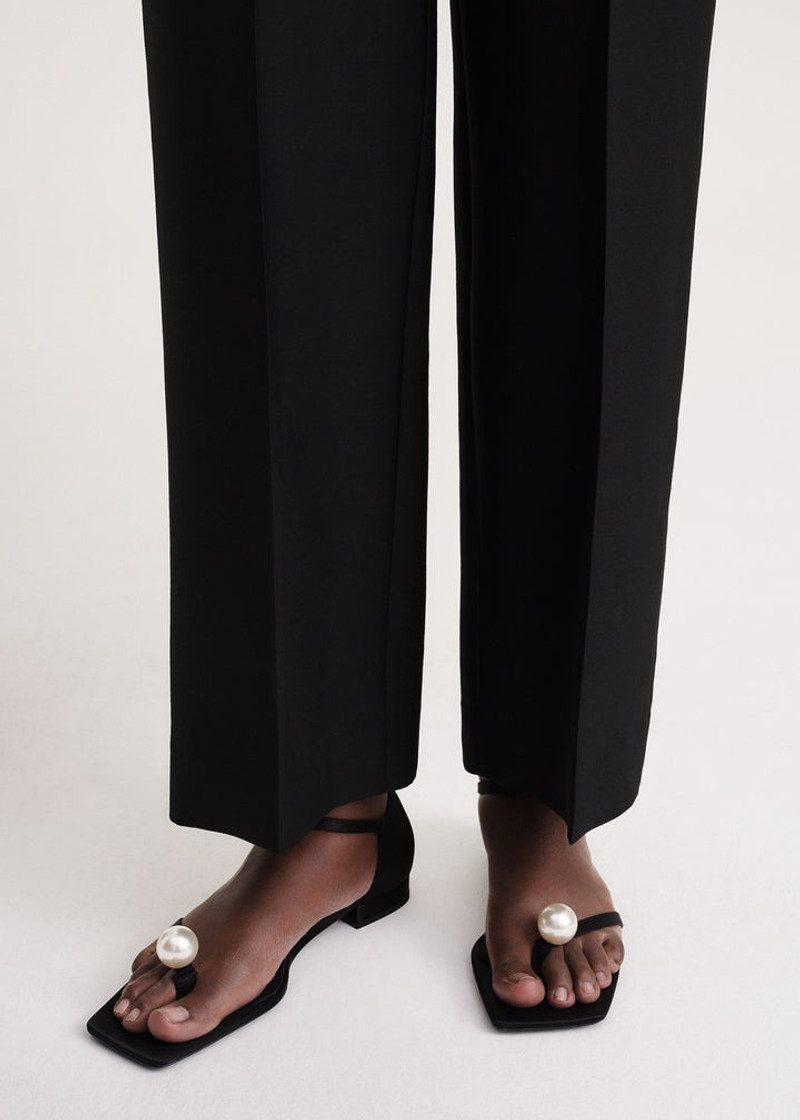 Totême The Pearl Flat black outlook